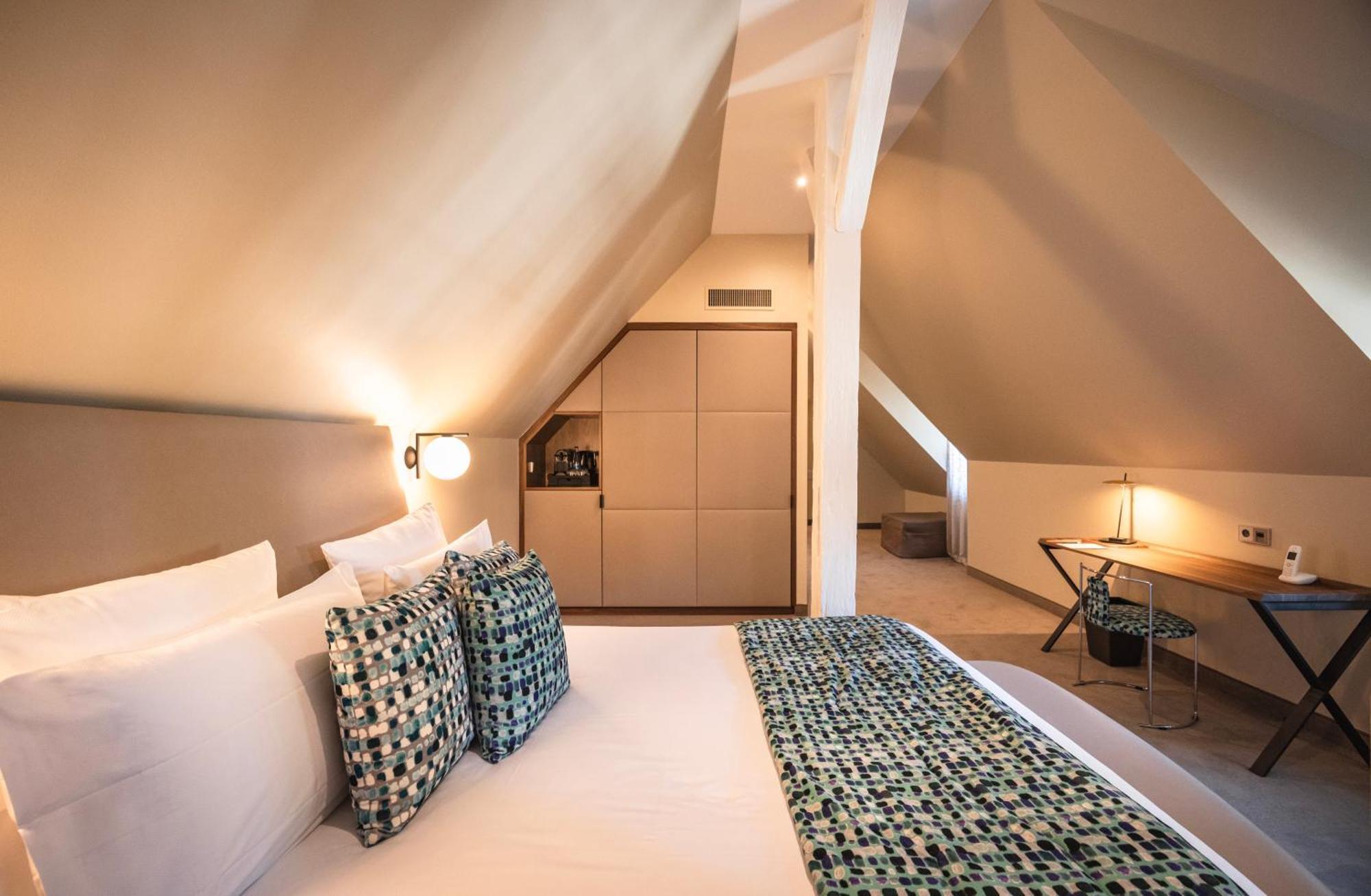 Deluxe Room,1690934475:JPEG