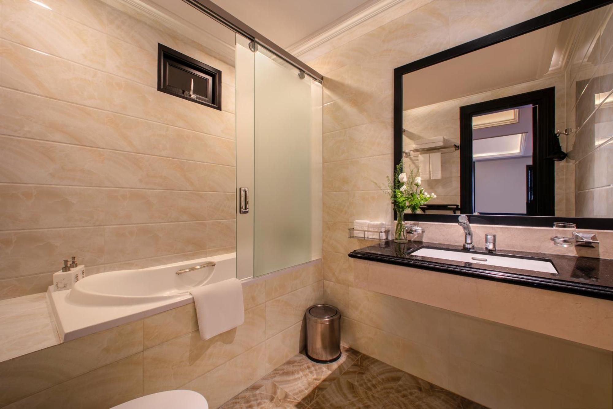 Junior Double Room - Window - City View