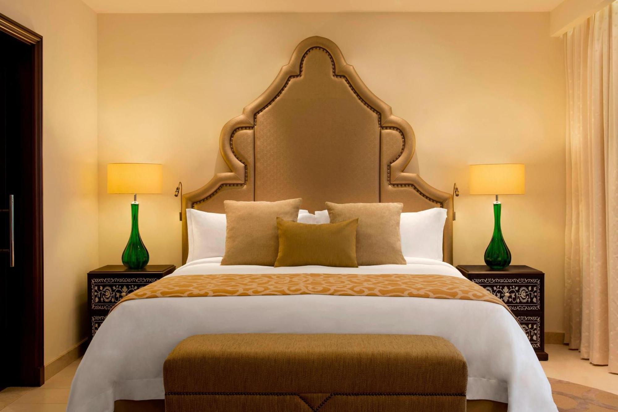 Al Dana Suite Creek View 1 Bedroom Suite 1 King Balcony