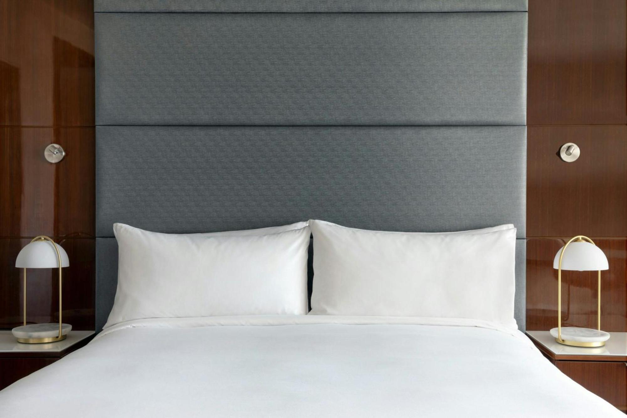 Deluxe Guest room 1 King City view