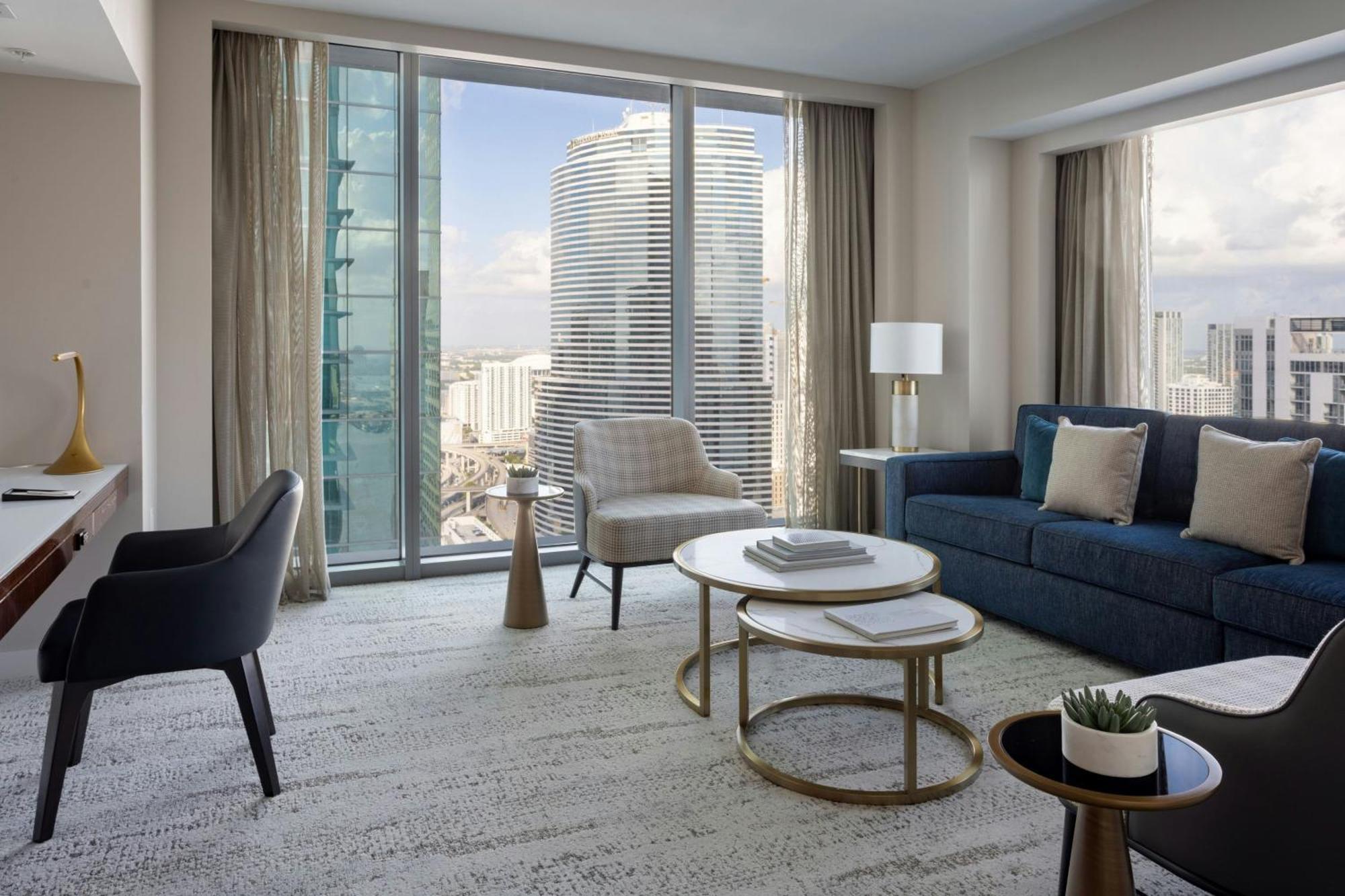1 Bedroom Junior Suite 1 King City view