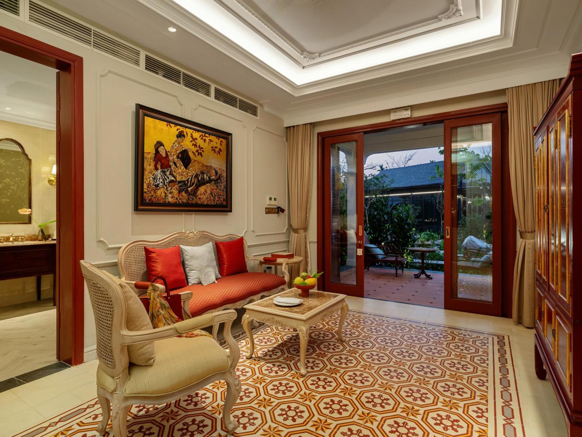 Queen Suite with Pool View
