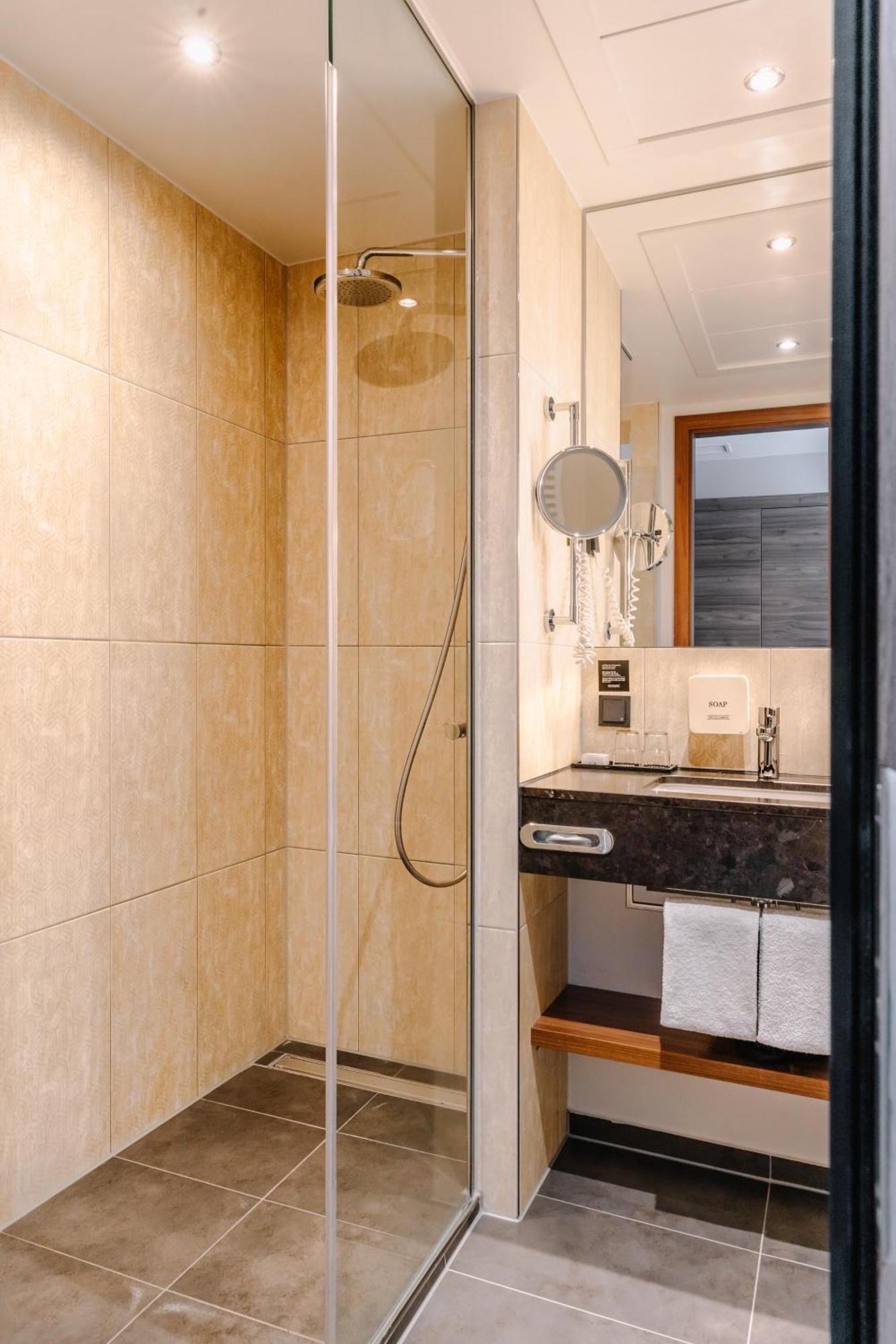 Queen Medium Room