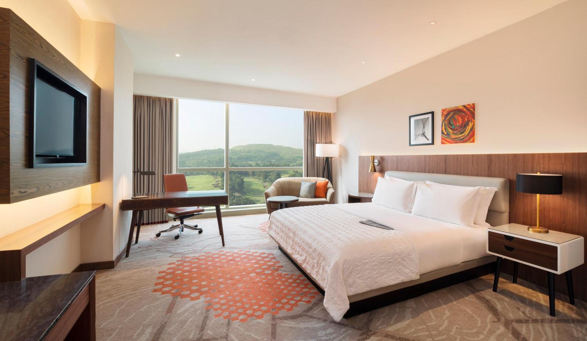1 King Bed, Golf Course View, Guest Room