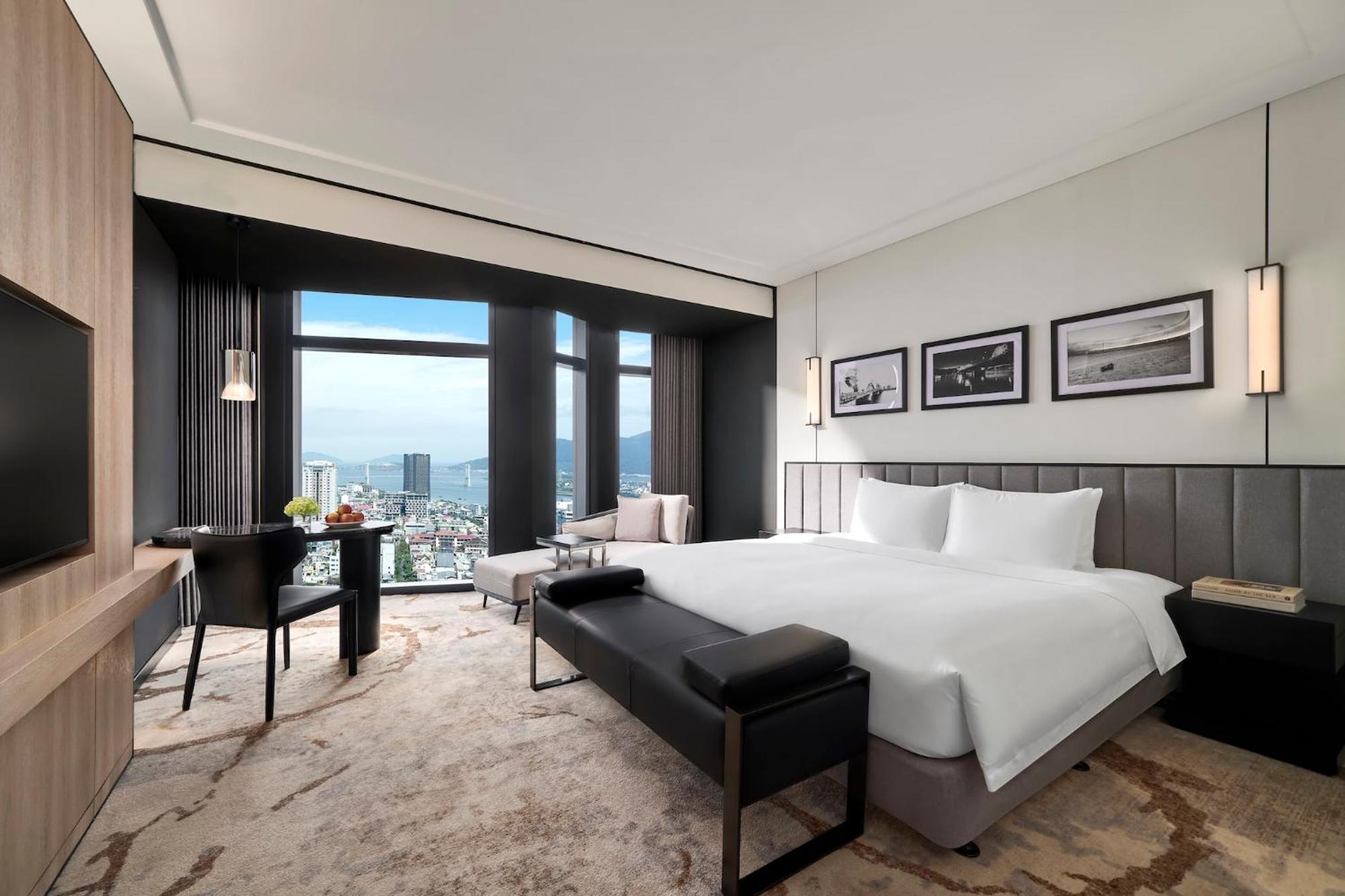 Premium Accessible King Room with River View - Lounge Access