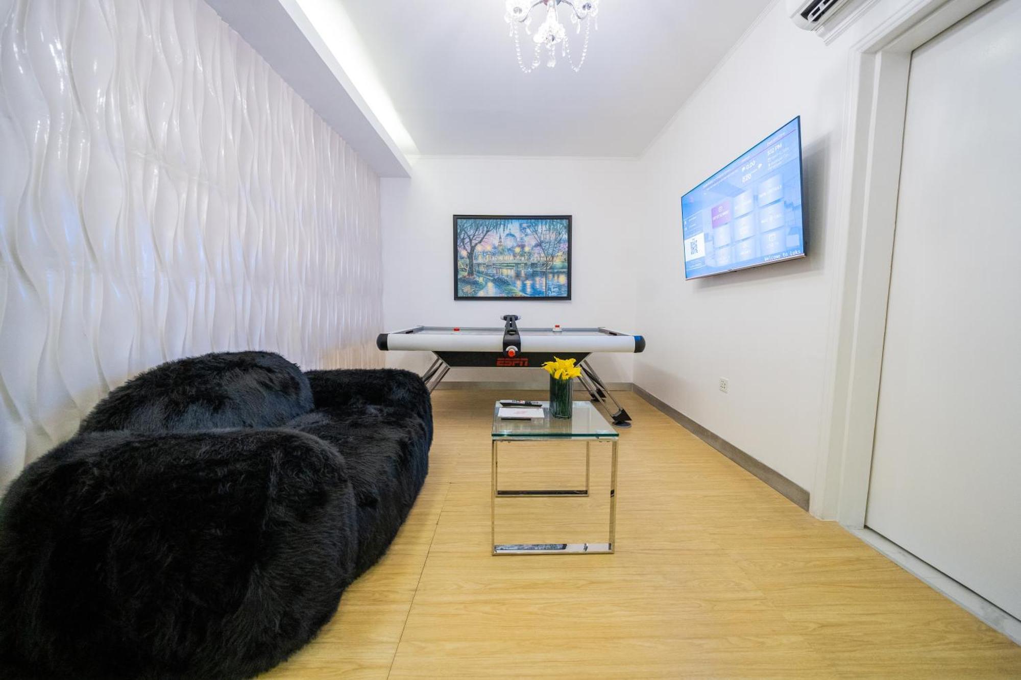 Executive Suite,1660324104:JPEG