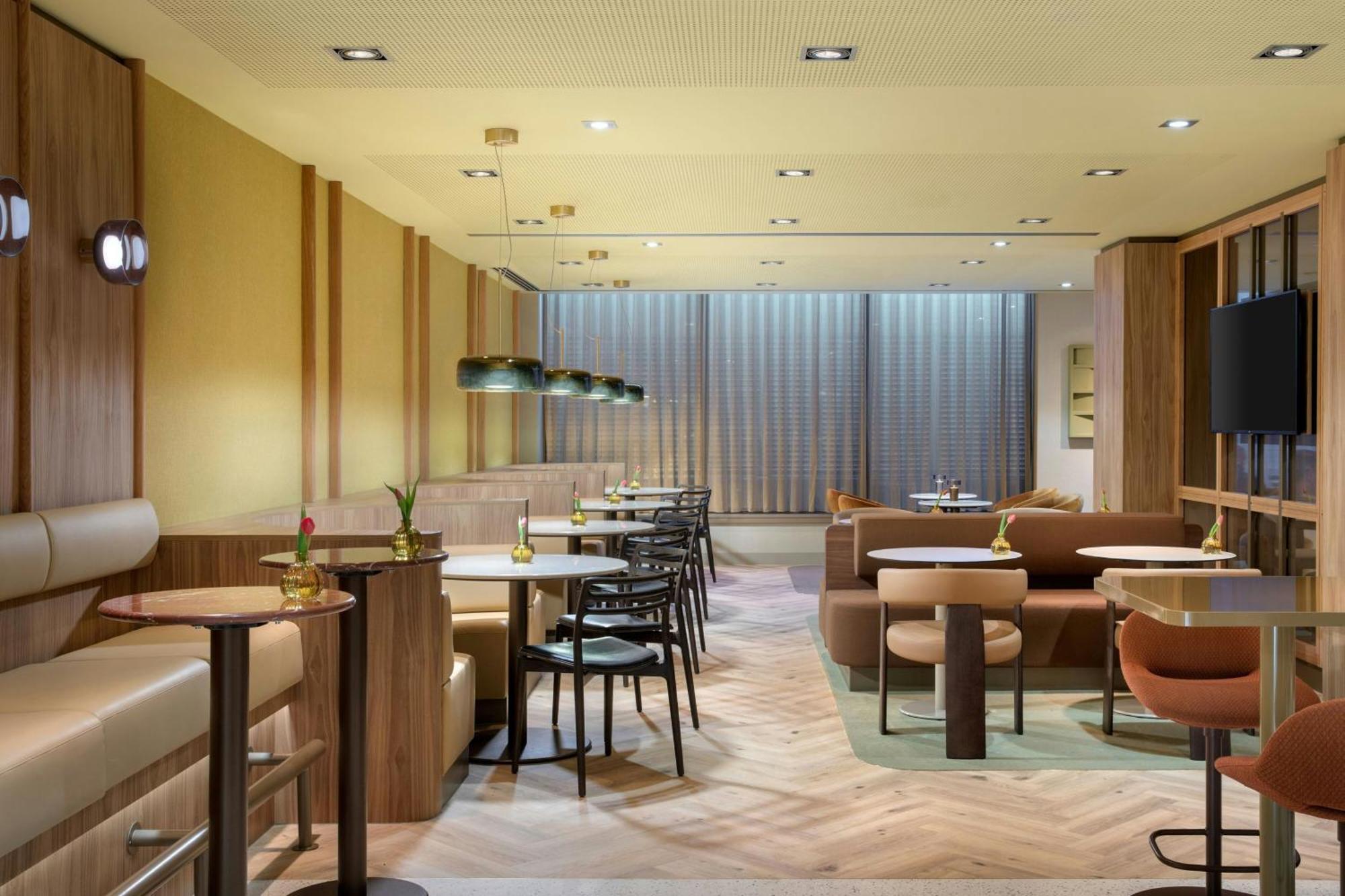 Executive Room M Club Lounge Access