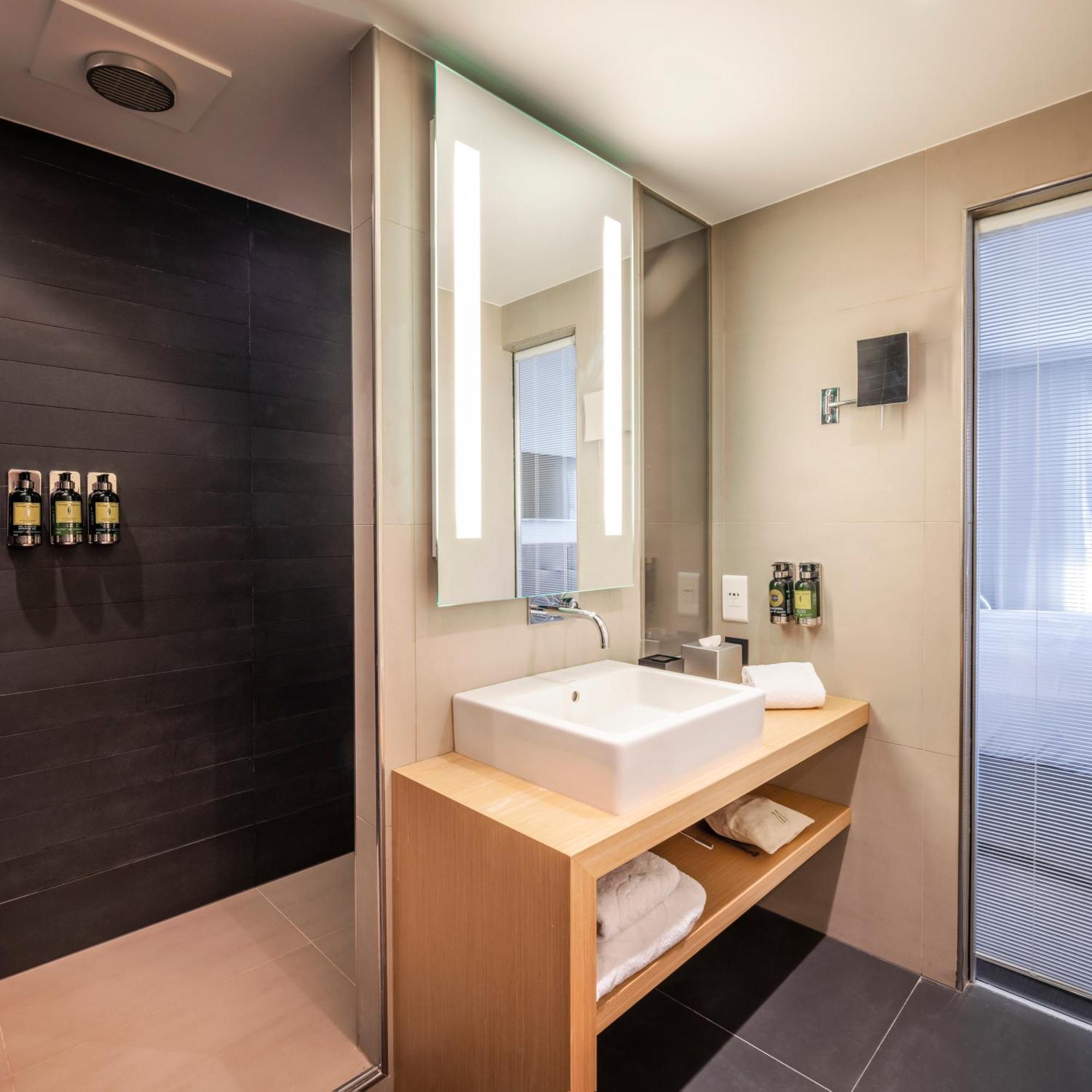 Superior King Room City View