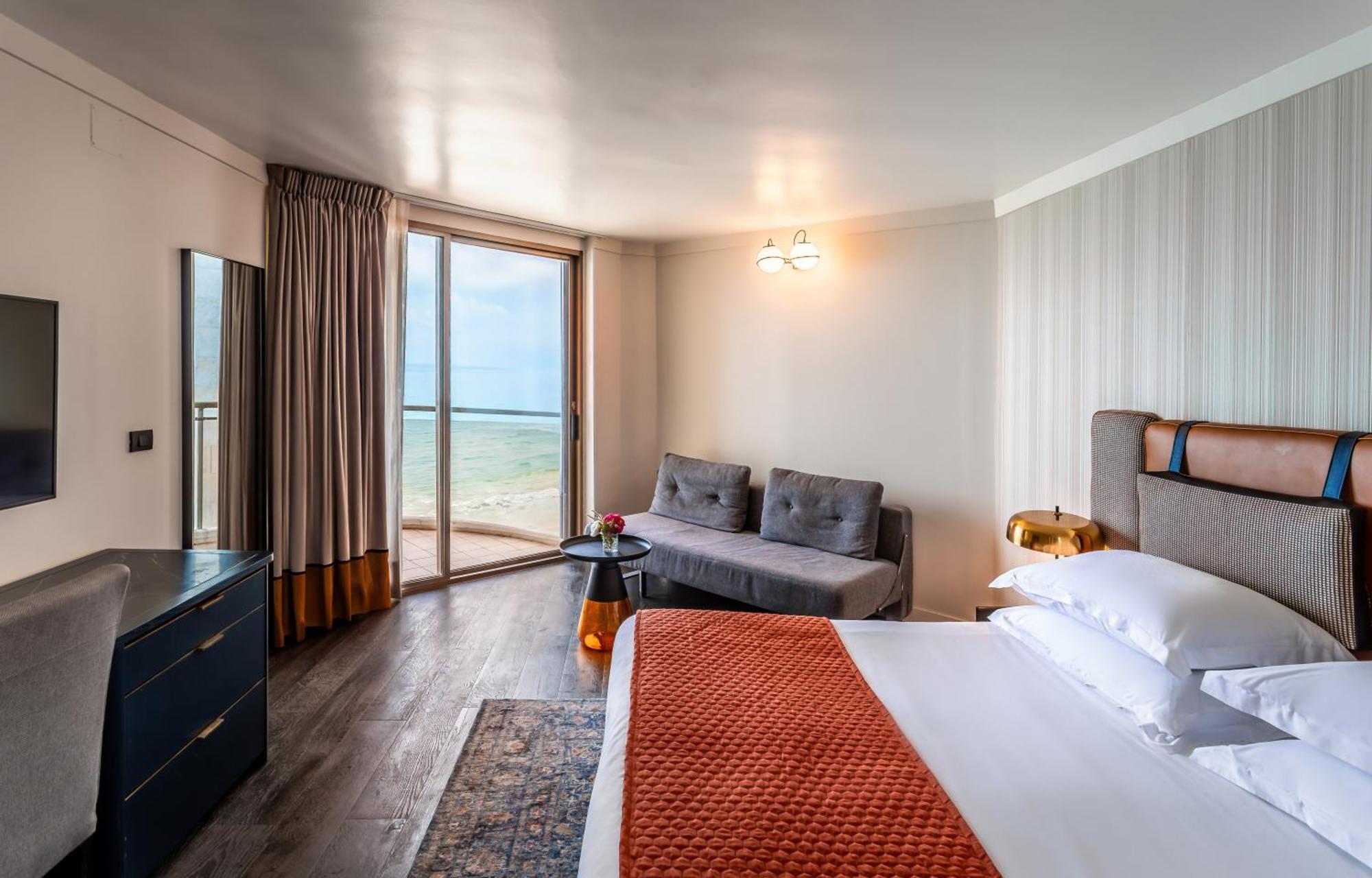 Deluxe Room with Balcony and Sea View