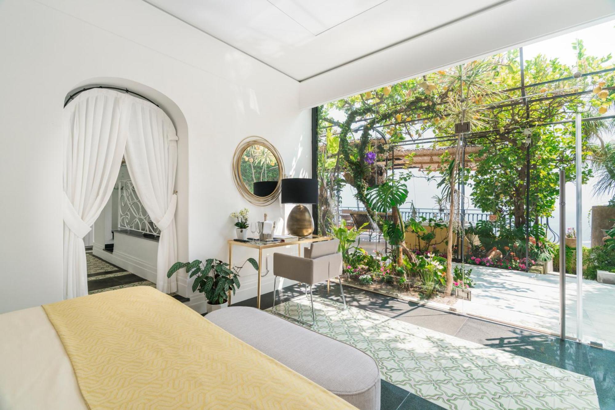 Deluxe Suite with Sea View,1682950046:JPEG