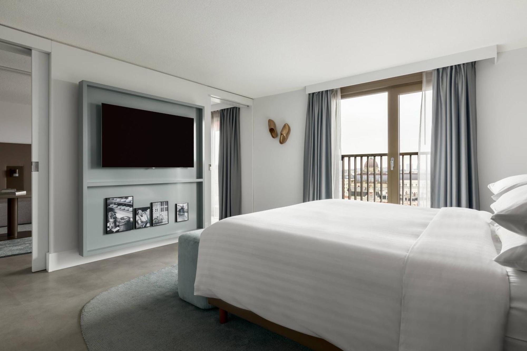 Balcony Suite M Club Lounge Access
