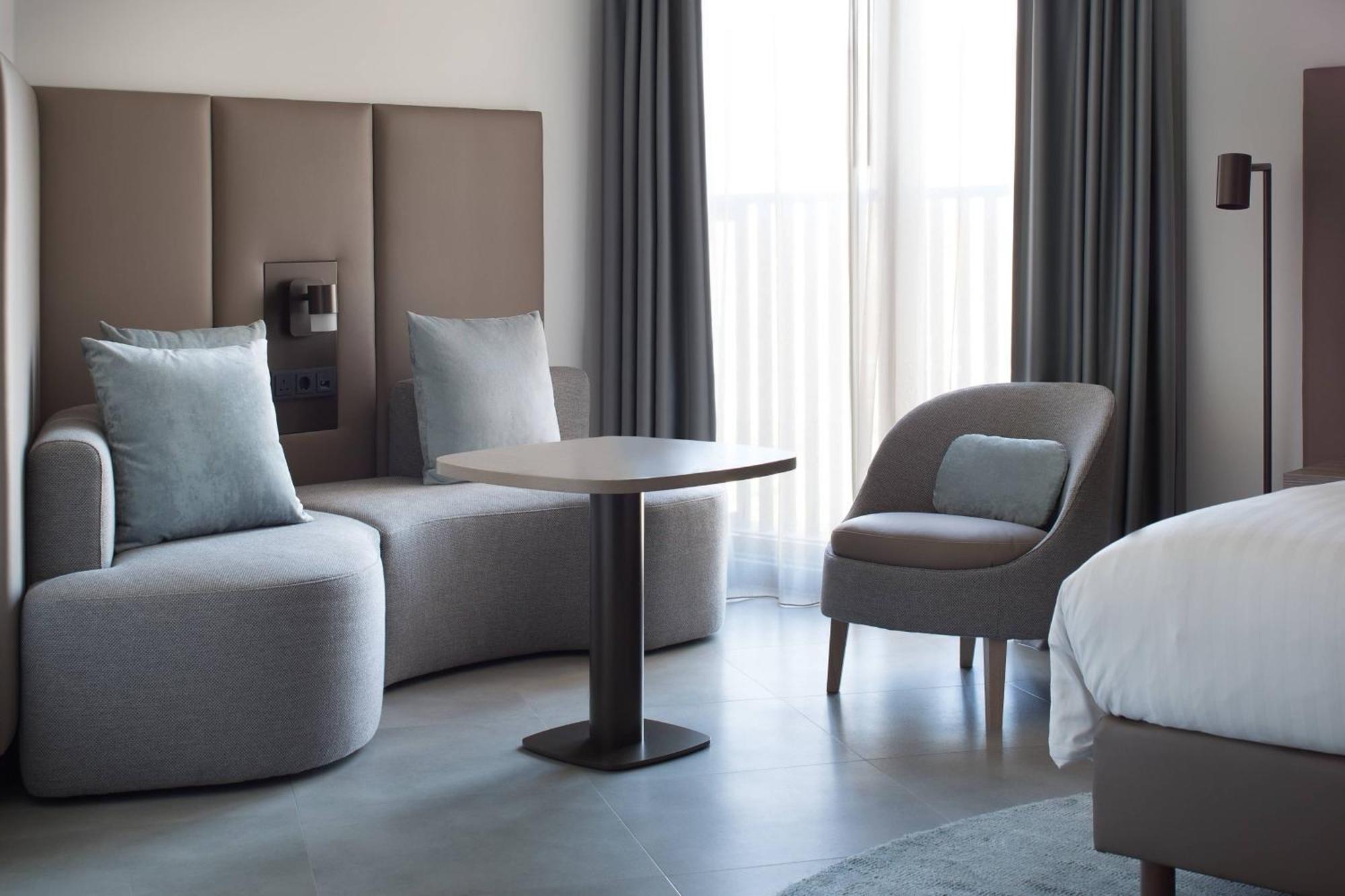 Junior Suite M Club Lounge Access