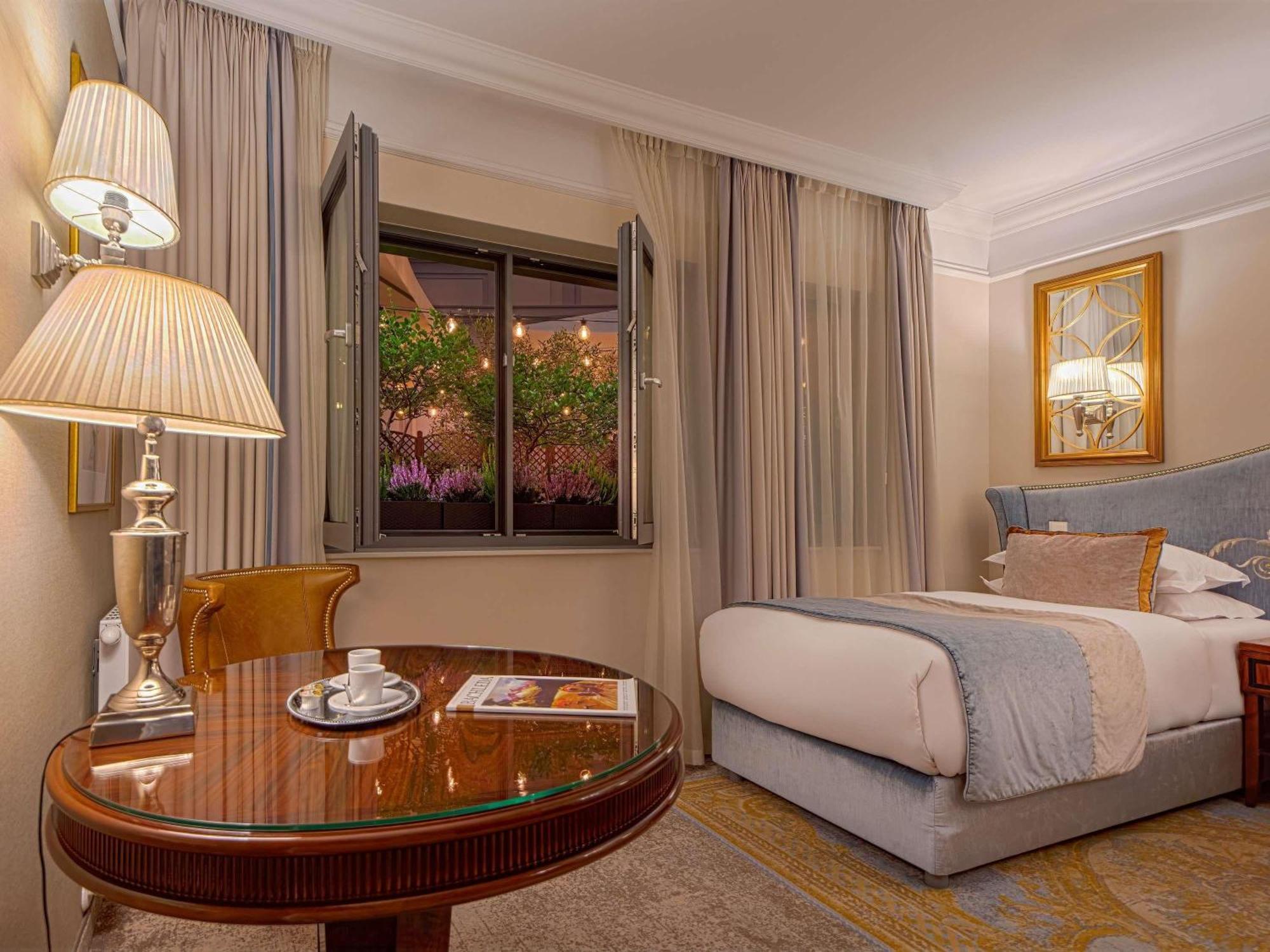 Deluxe Room Twin Beds