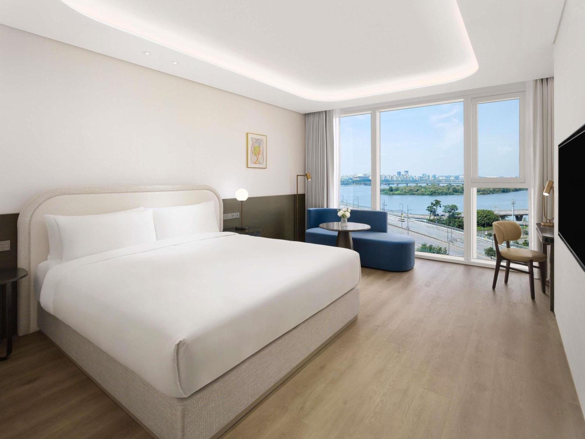 Deluxe River with 1 King Bed, River View