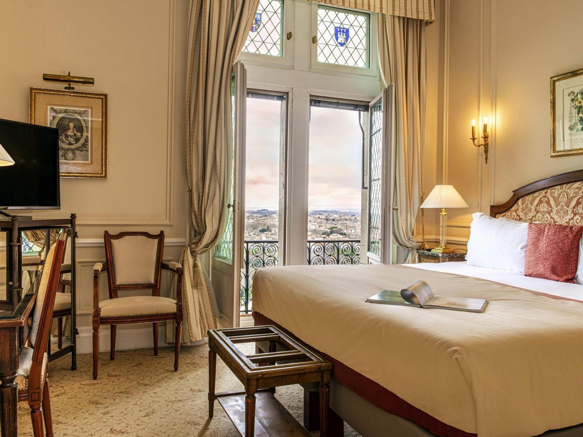 Chambre Lit King-Size Supérieure - Vue sur Jardin et Remparts