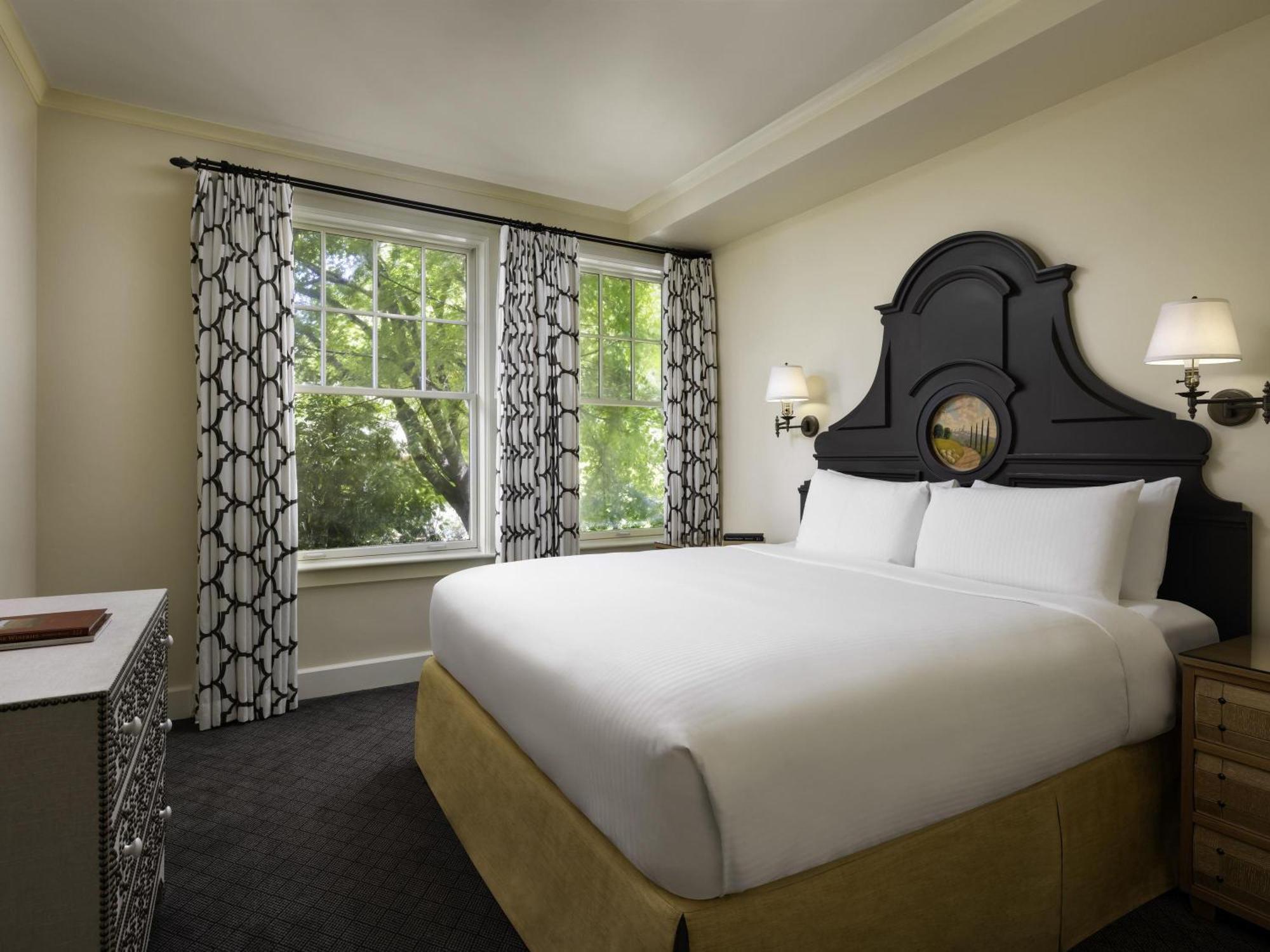 Signature One-Bedroom King Suite with Sofa Bed, Fireplace, Patio or Balcony, Jacuzzi and Garden View,1730029747:JPEG