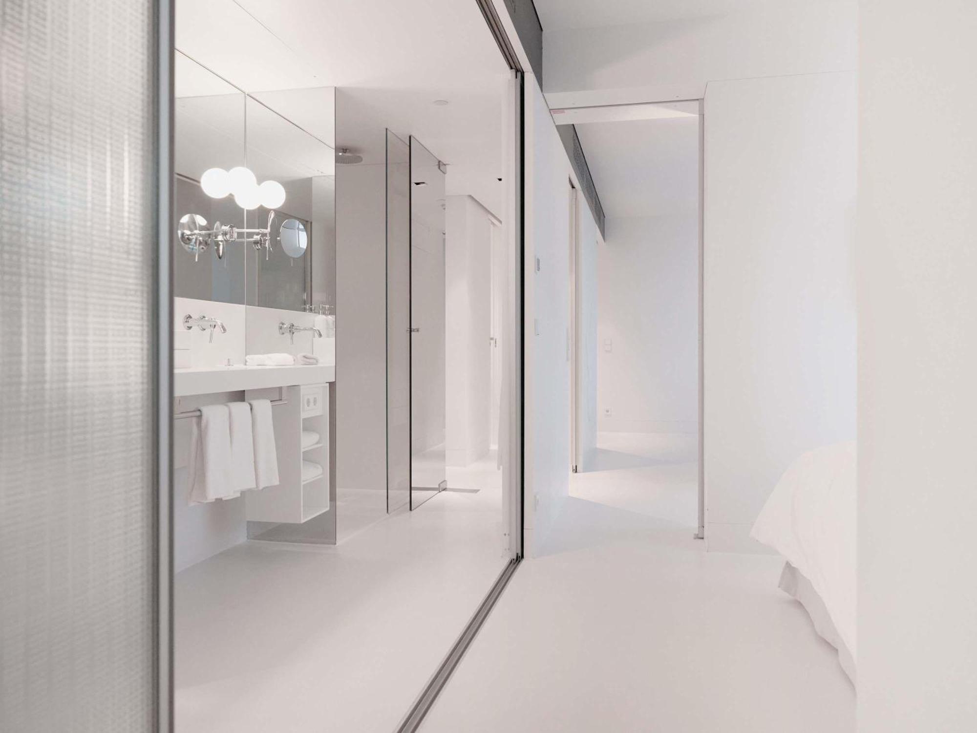 Junior Suite – Ferris Wheel View, king bed