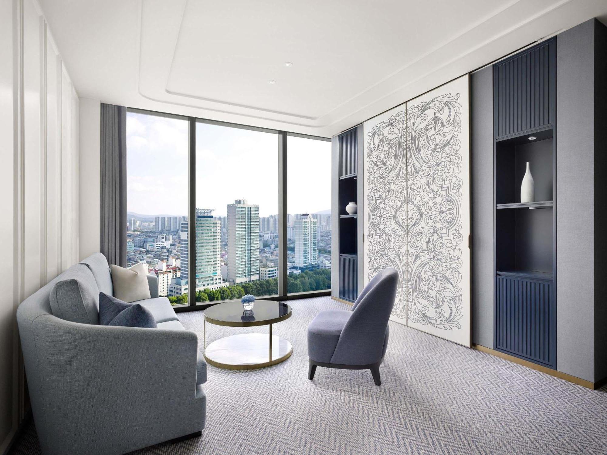 Prestige Suite with Club Millésime Access, 1 King Size Bed, Lake View