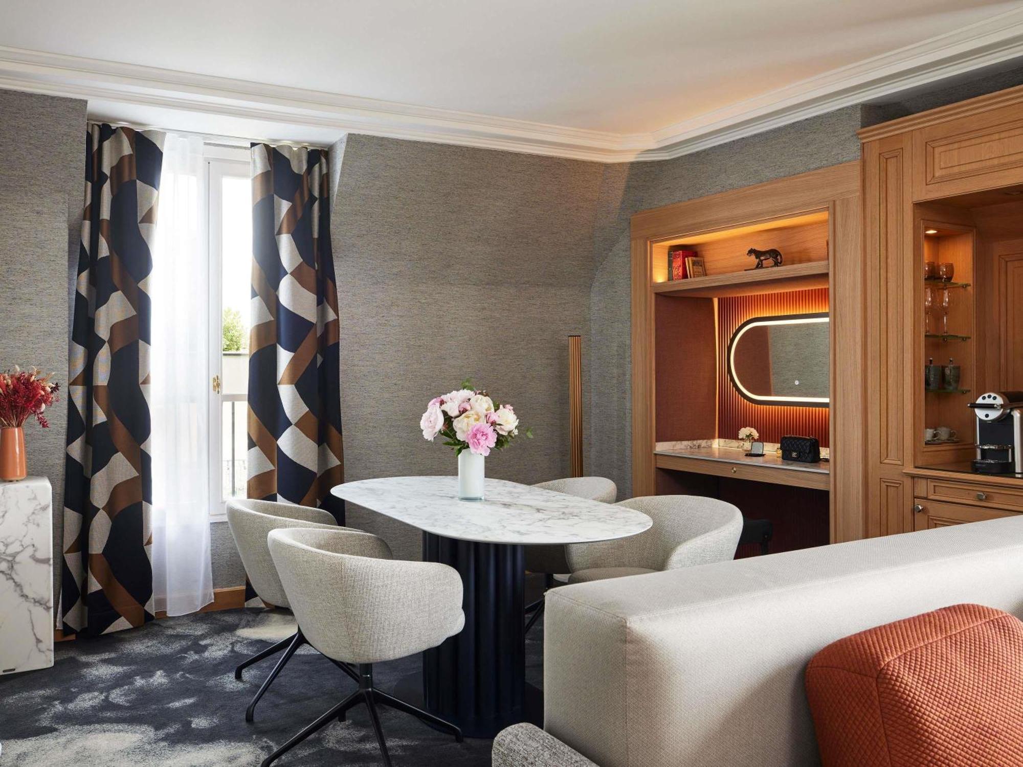 Suite Lit King-Size Signature avec Accès au Salon - Vue sur Tour Eiffel