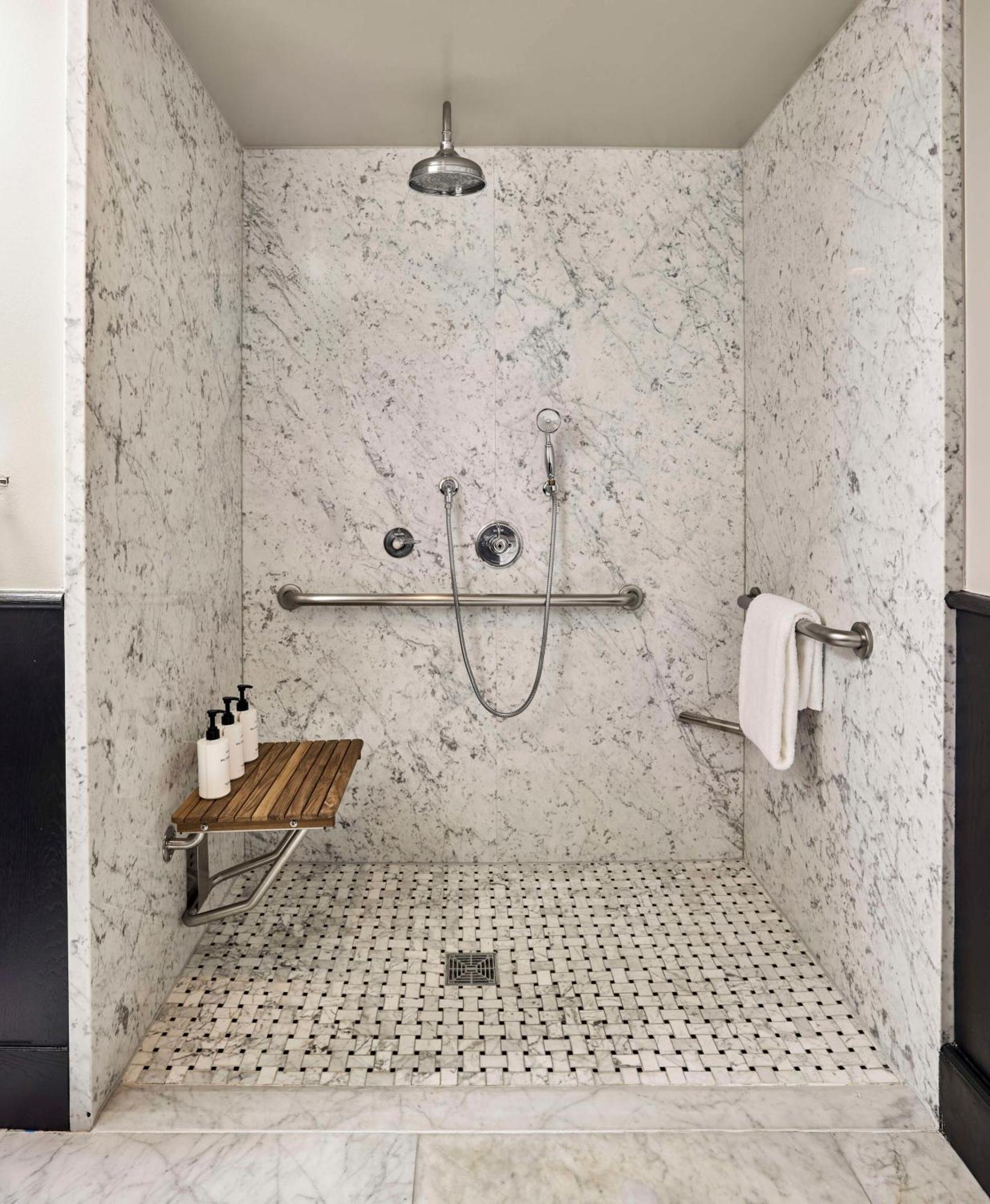 Deluxe King Room with Roll-In Shower - Disability Accessible,1742602668:JPEG