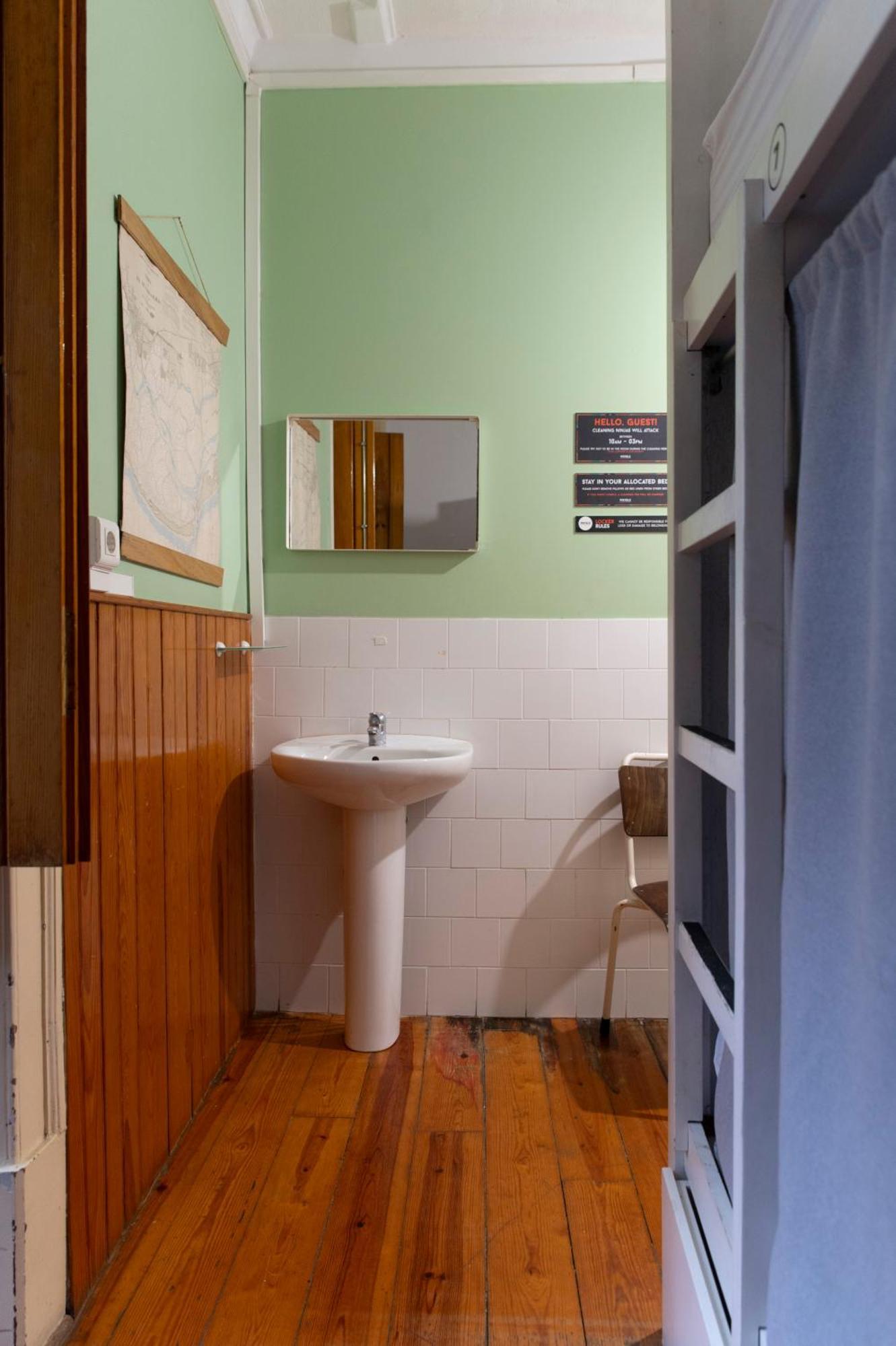 Posto Letto in Dormitorio Misto per 8 Persone con Bagno
