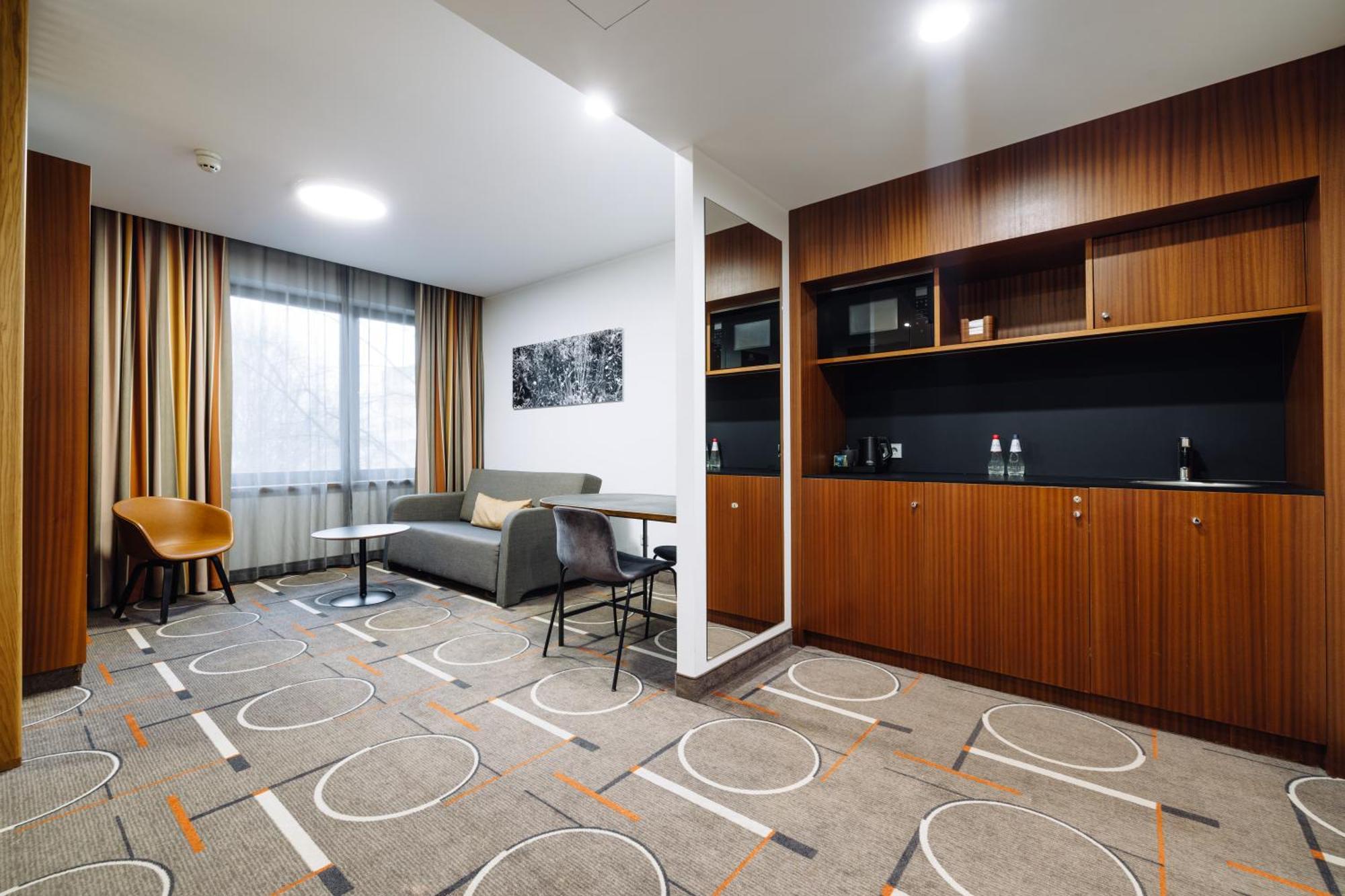 Family Studio,1743331061:JPEG