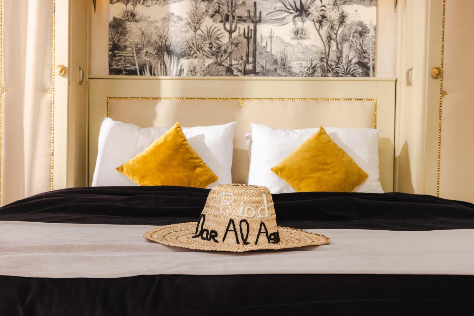 Deluxe Room (2 Adults + 1 Child),1758322232:JPEG