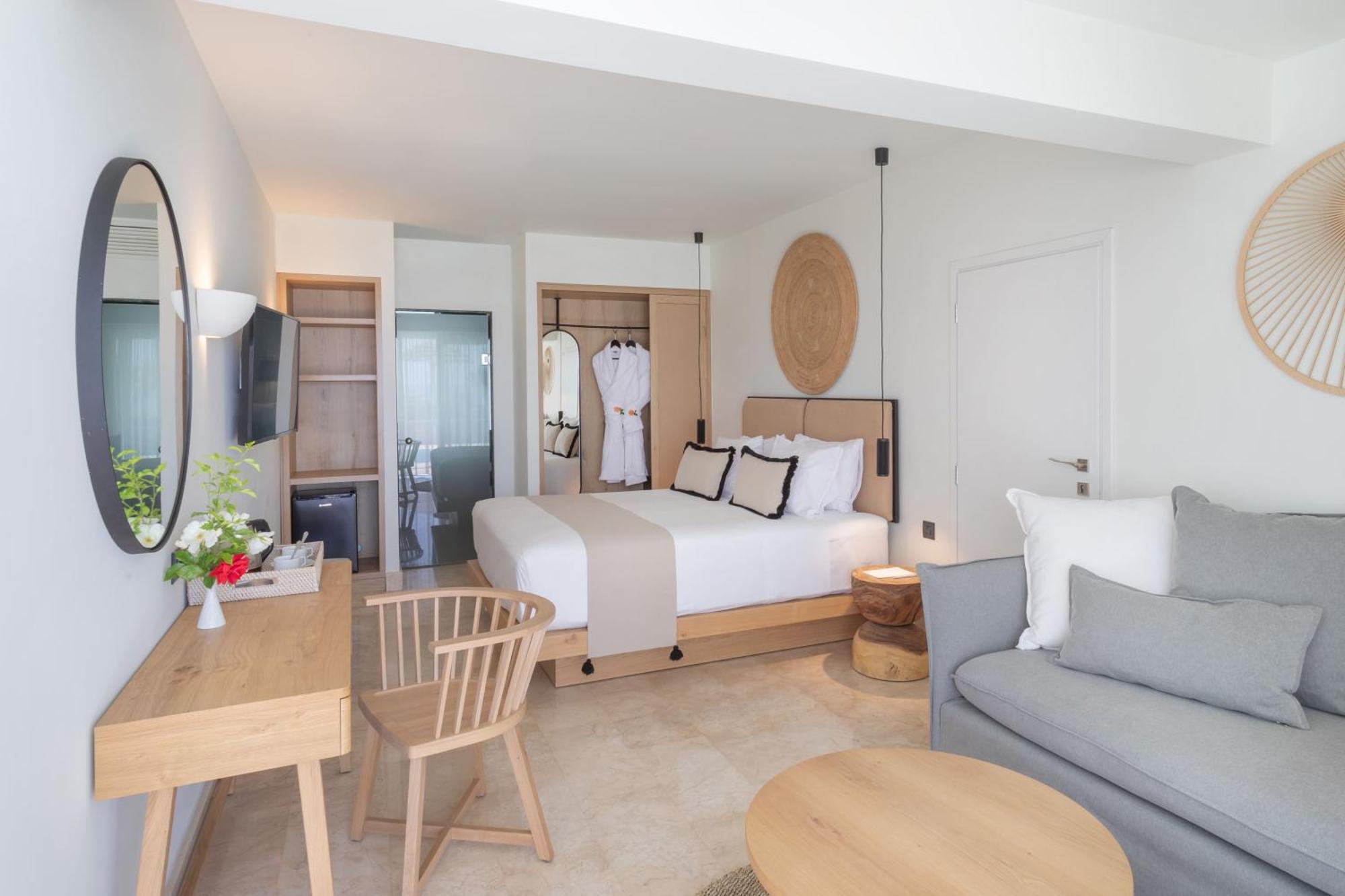 Suite with Private Pool,1758547574:JPEG