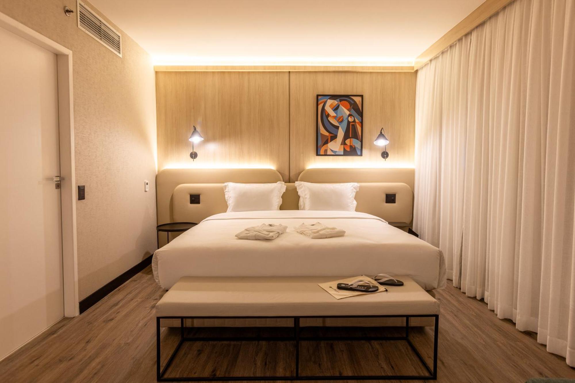Quarto Luxo Casal com 1 Cama de Casal