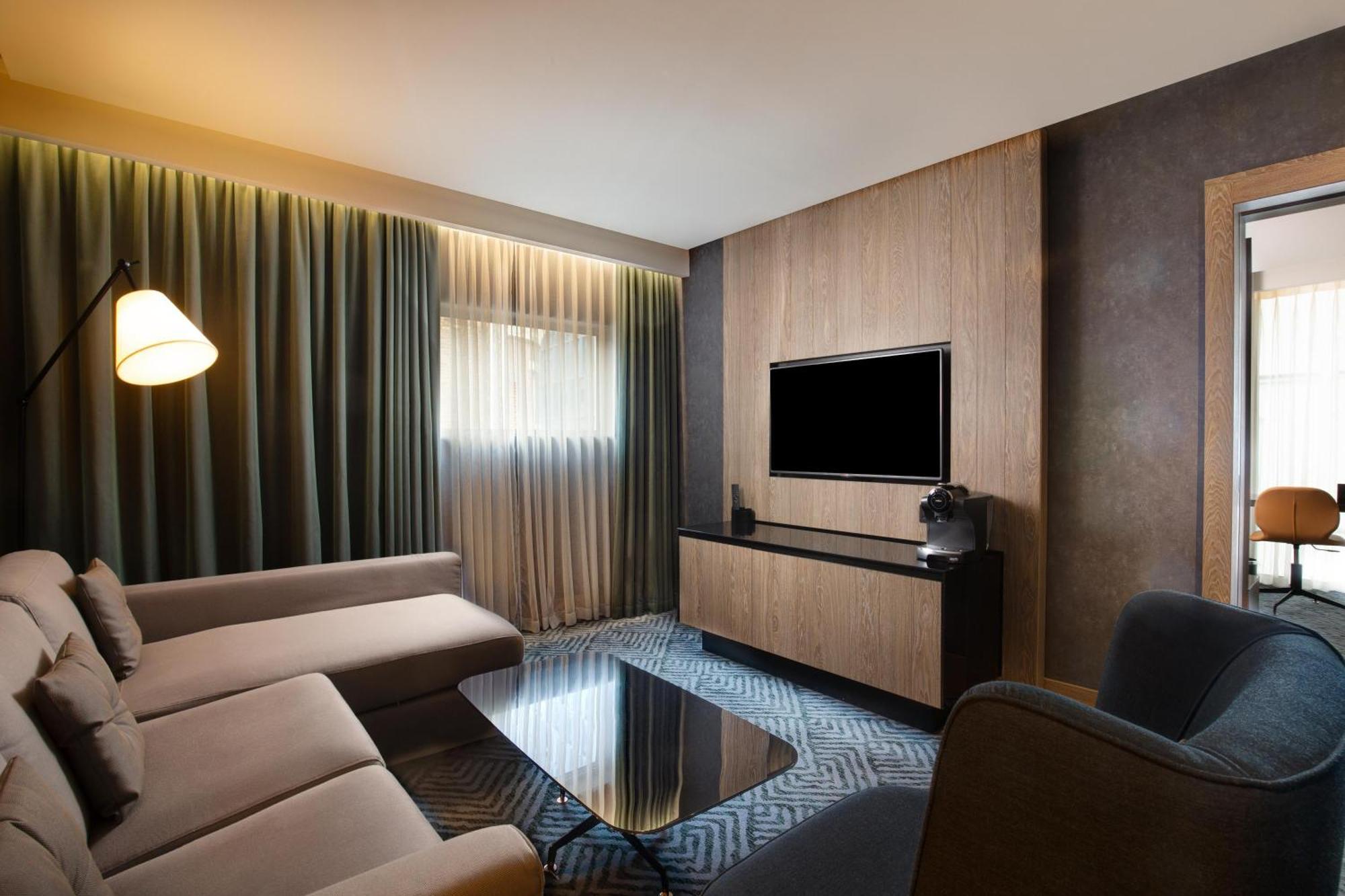 Suite met 1 Slaapkamer met Kingsize Bed - Toegang tot Lounge