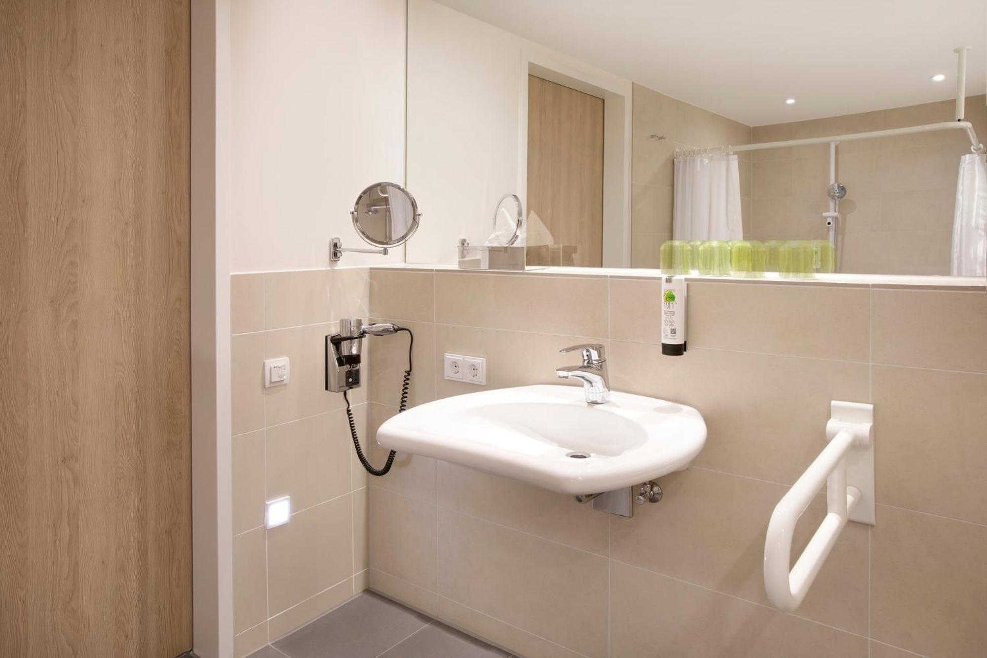 Standard Queen Room Accessible