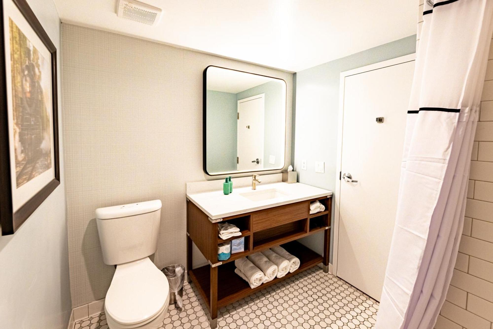 Standard Queen Room