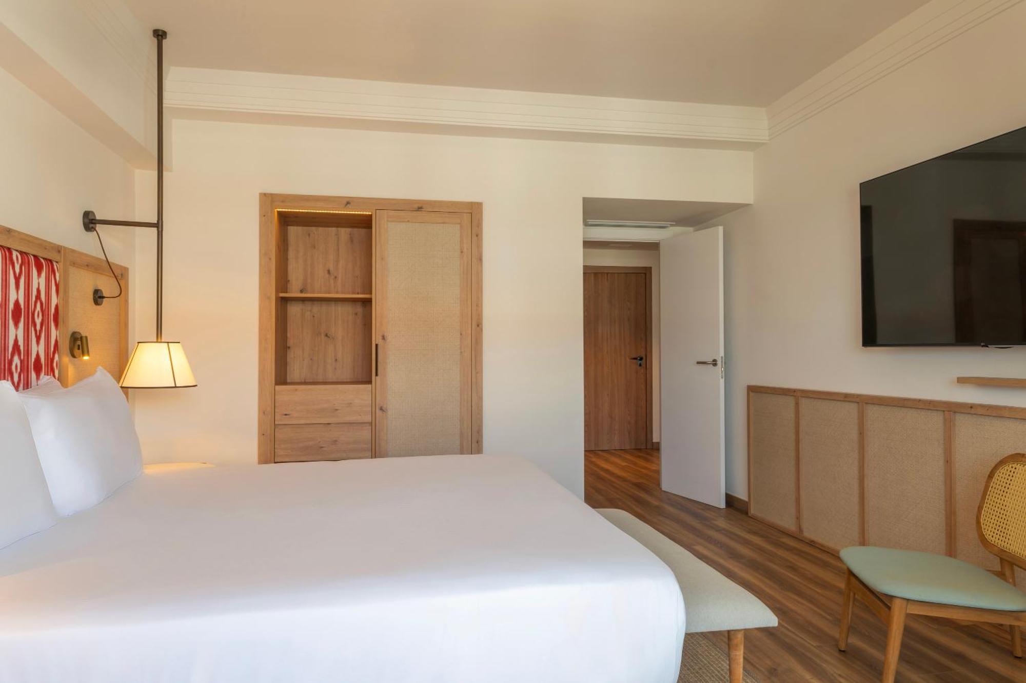 1 Bedroom Suite Partial Sea View