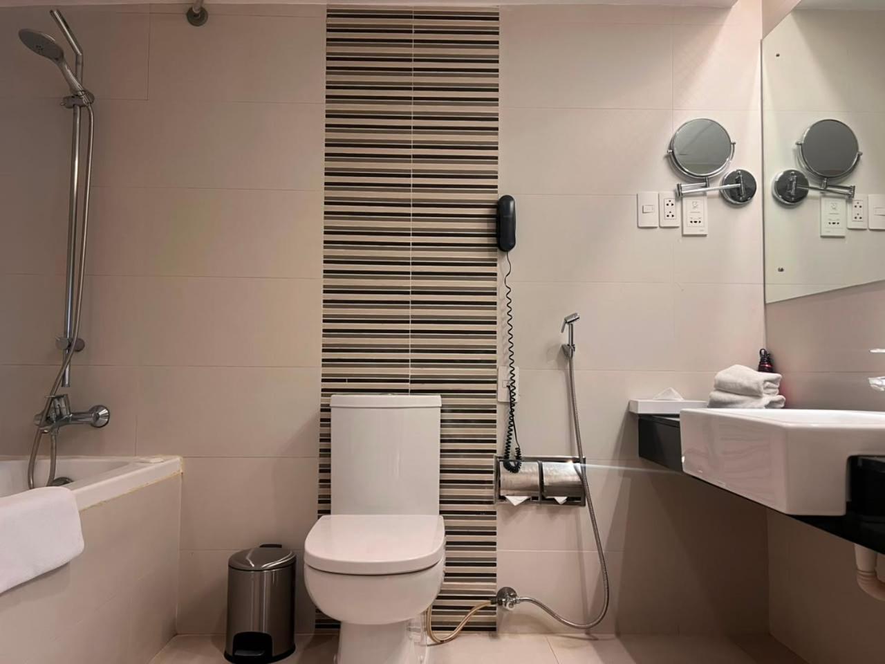Junior Suite Bathtub access to Steam Jacuzzi & Gym