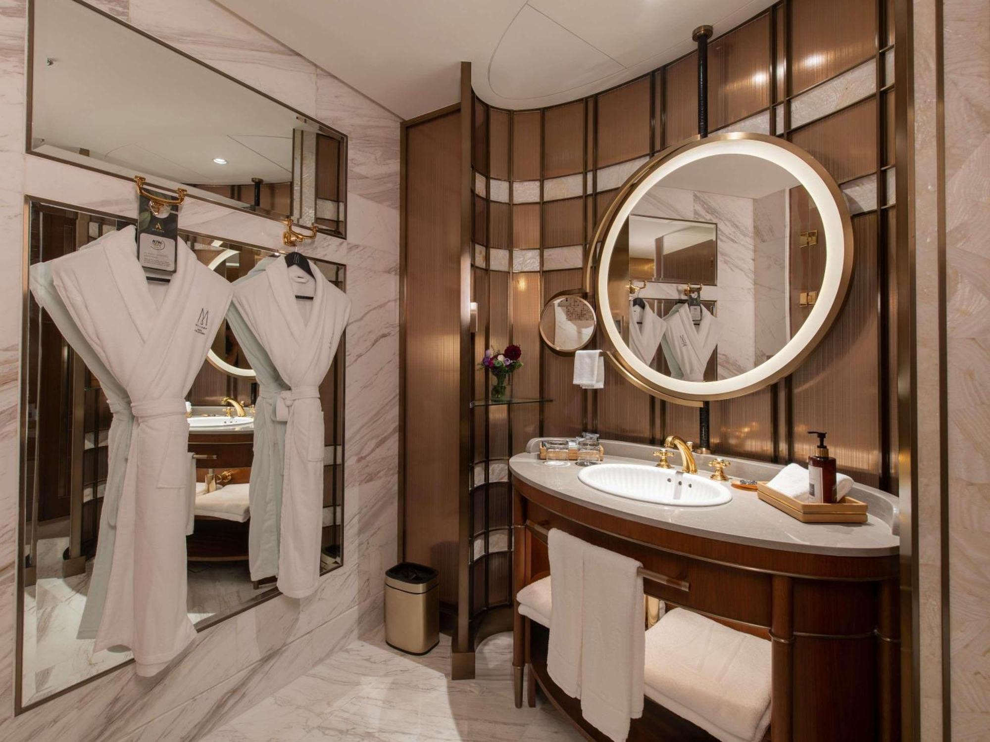 Superior Atrium King Room
