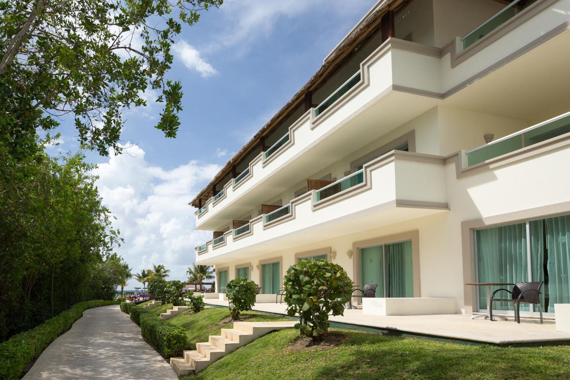 Deluxe Partial Ocean View