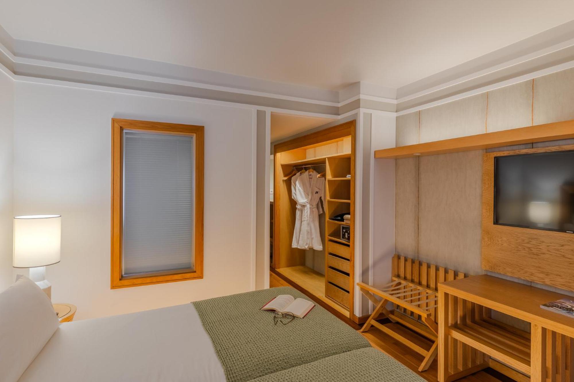 Quarto Clássico Twin com Vista Piscina