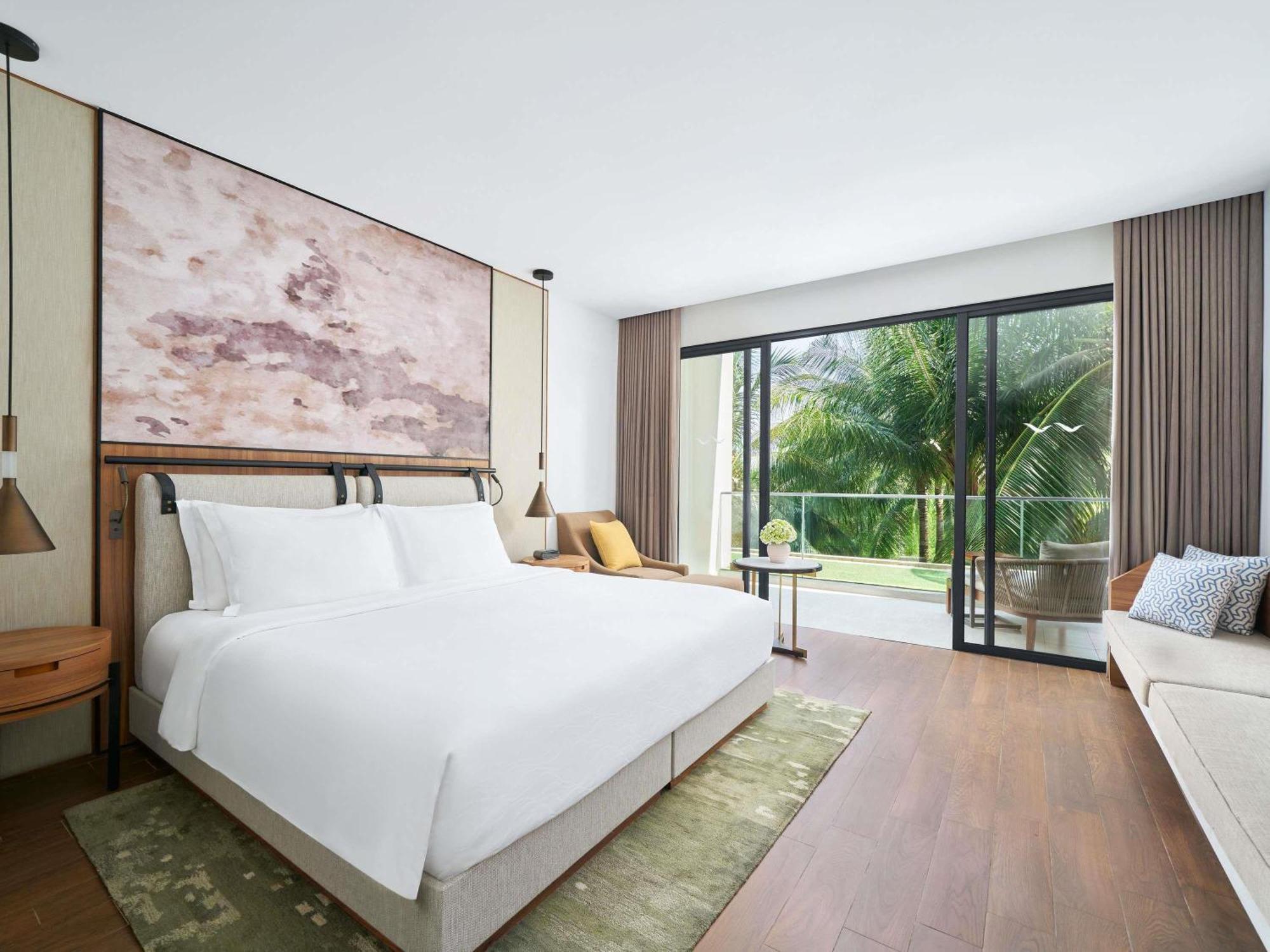 Superior King Room Balcony Garden View