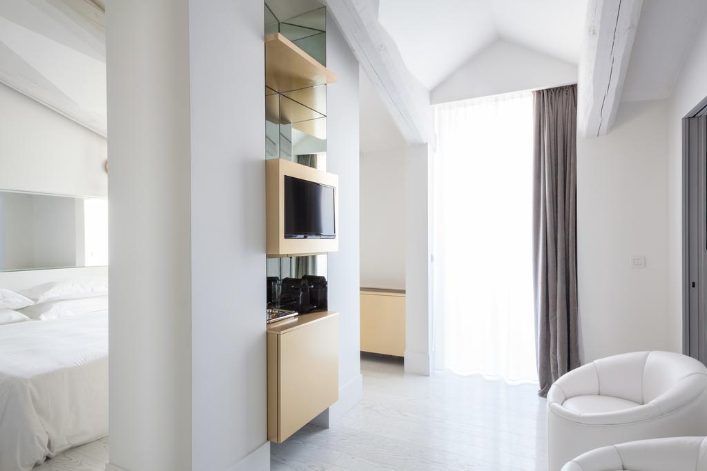 Junior Suite with Terrace and City view,258136477:JPEG