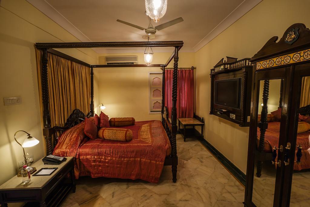 Royal Suite: 20% off on session of Spa, 10% off on food & beverage services, 15 % off On Laundry