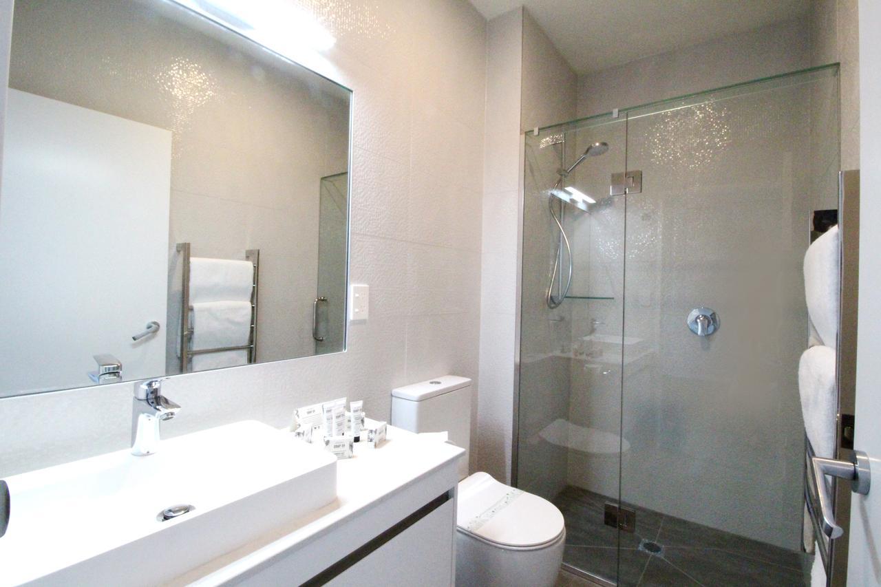 ONE-BEDROOM EXECUTIVE APARTMENT WITH CITY VIEWS