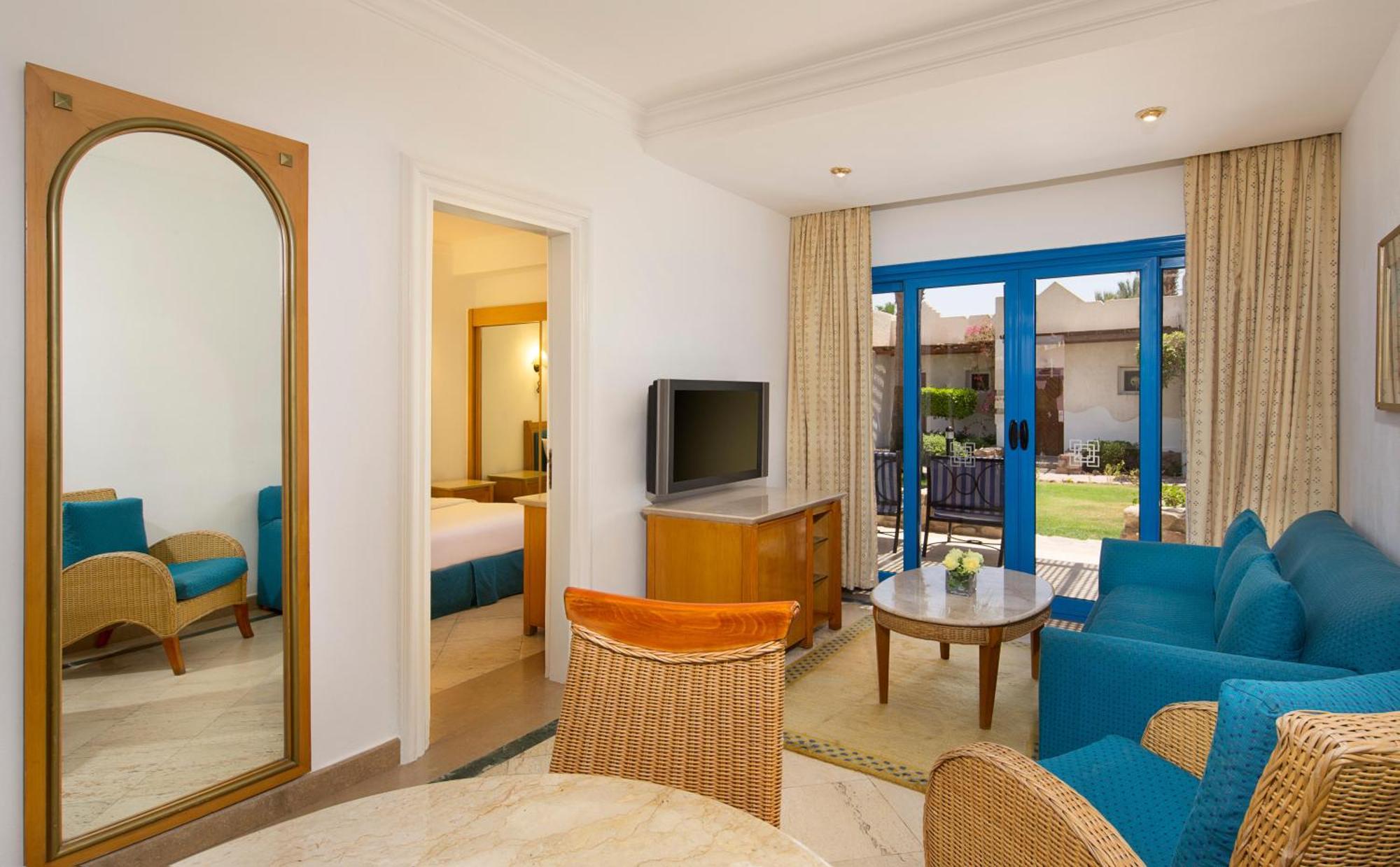 Junior Queen Suite