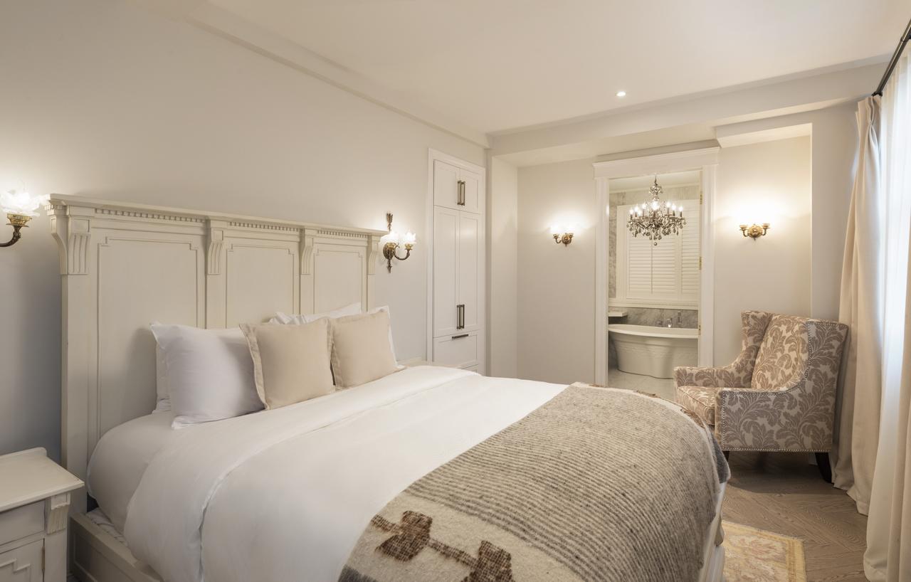 Queen Room in Penthouse 1 / Building B / No Kitchenette / Animals Not Permitted