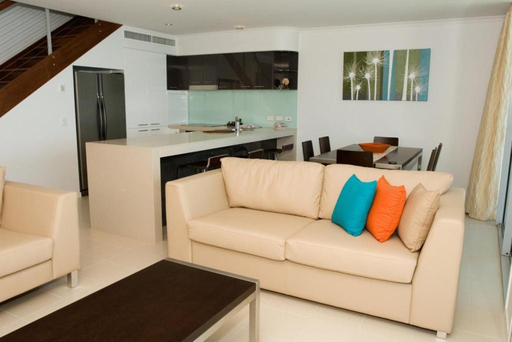 Two-Bedroom Top-Floor Two-Level Waterfront Penthouse Spa Bath