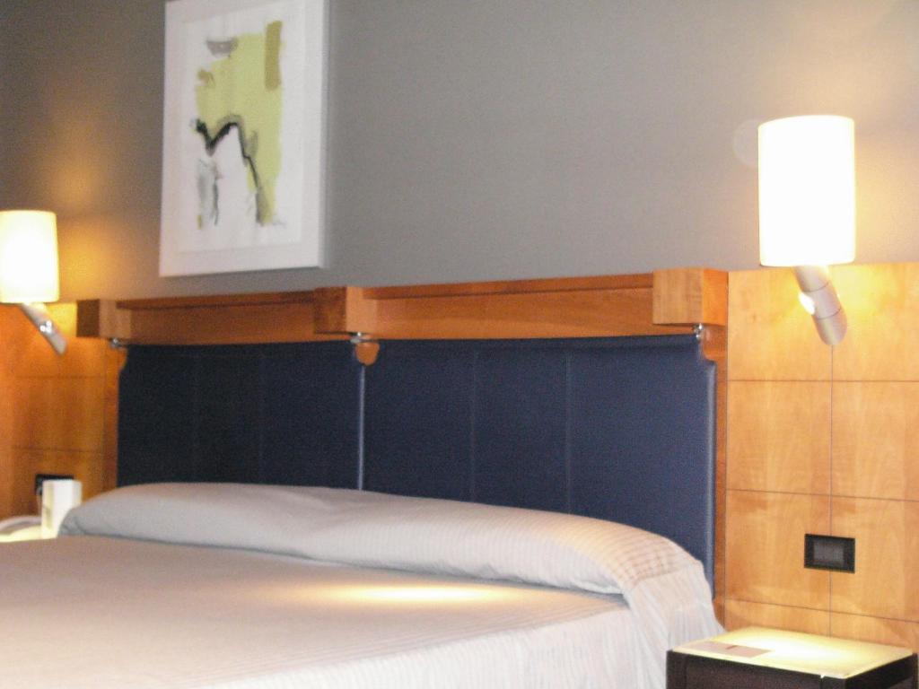 Tweepersoonskamer met 2 Aparte Bedden en Slaapbank.