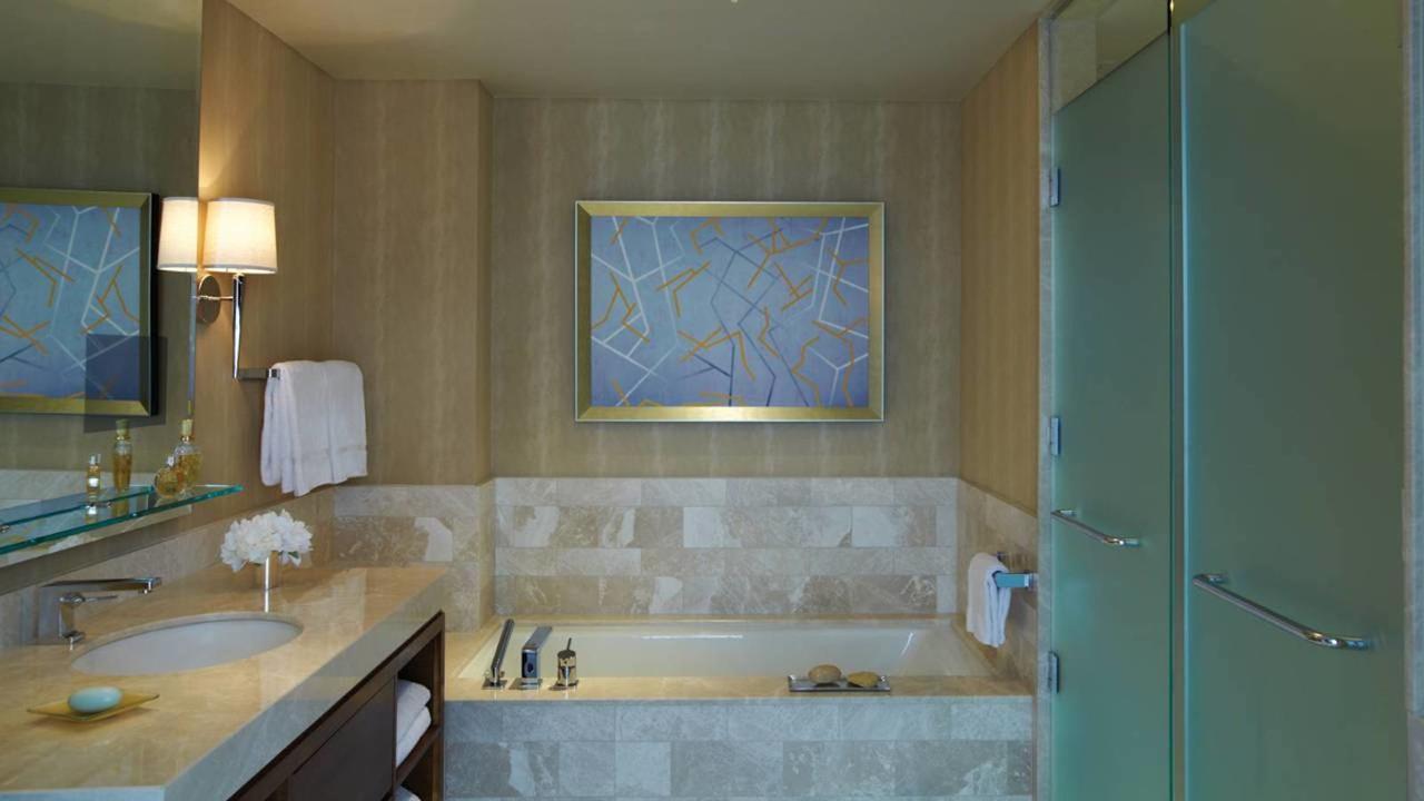 Quarto Duplo com 2 Camas de Casal e Vista da Cidade