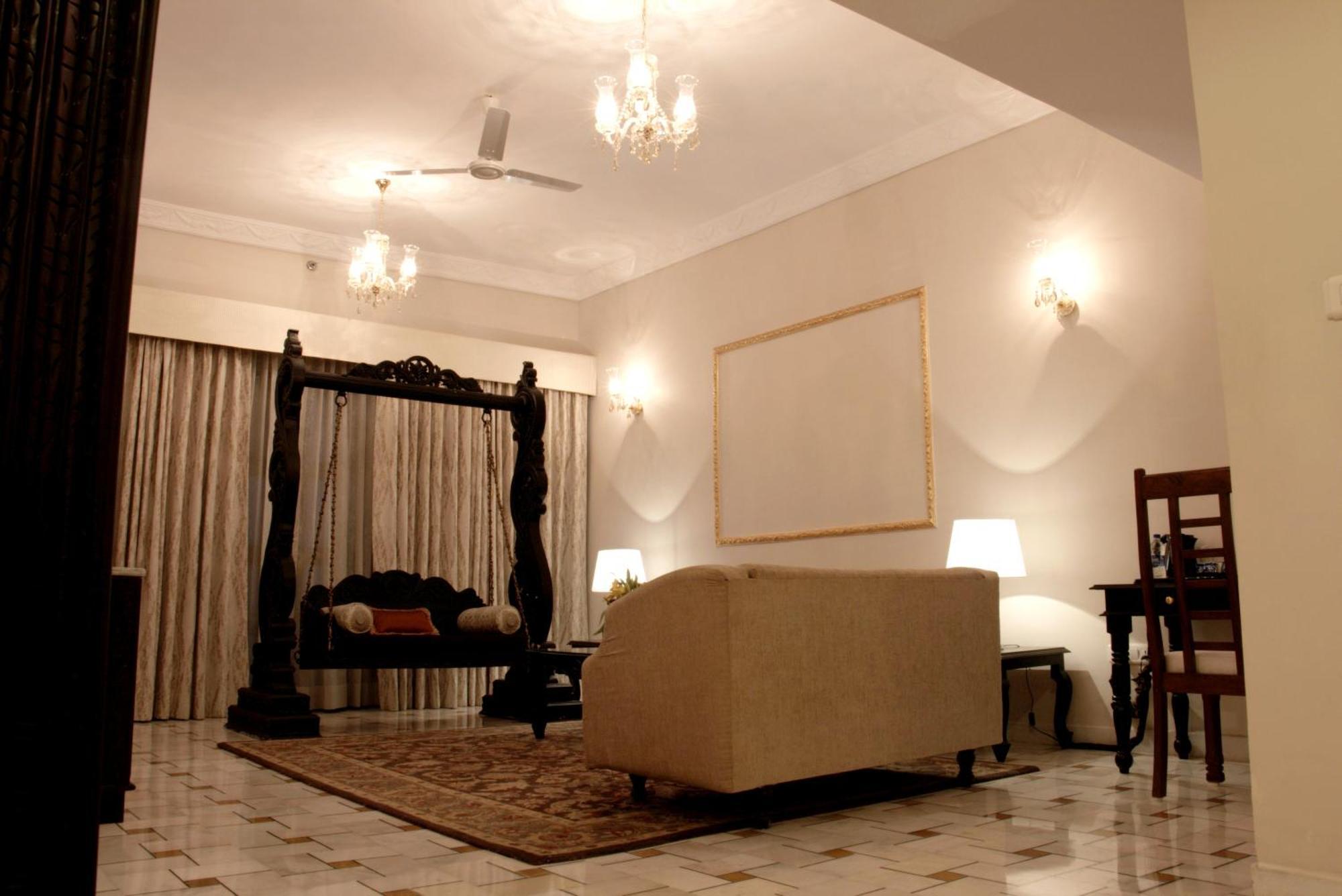 SeleQtions King Suite Aravalli Courtyard View