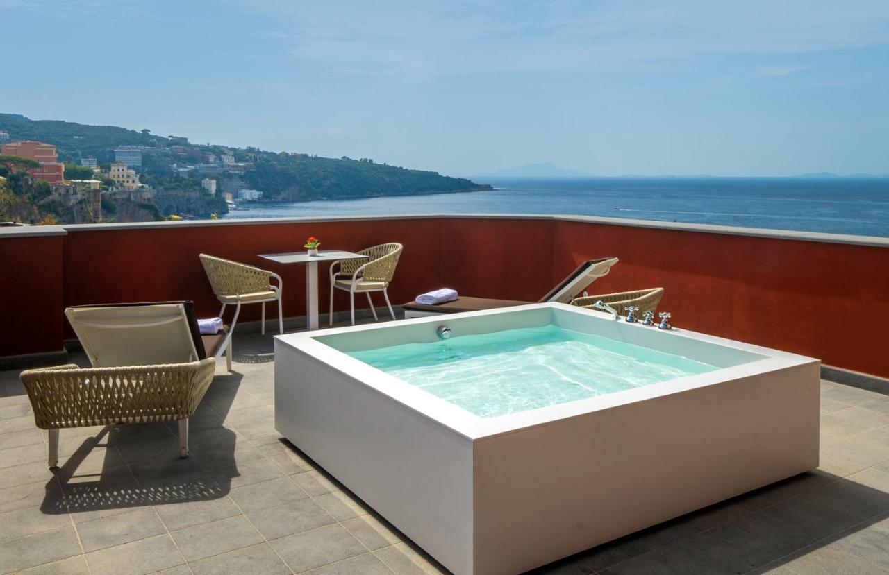 Deluxe Junior Suite Sea View and external spa bath