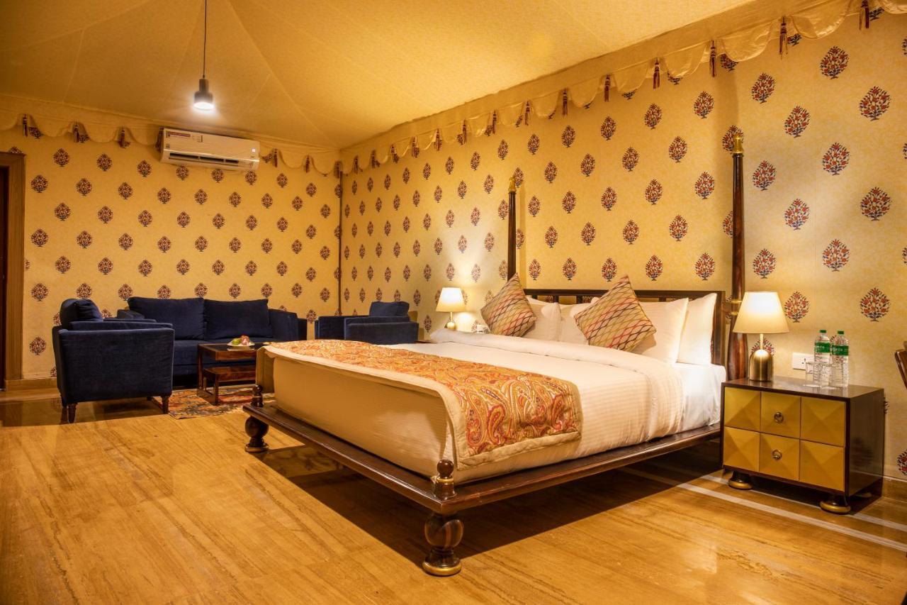 Premium Tent:10% discount on Food & Beverages (excluding In-Room Dining and Liquor), 10% discount on Spa Services, Laundry Services, Complimentary Happy Hour Offer – Buy 1 Get 1 Free, available daily from 11:00 AM to 7:00 PM.