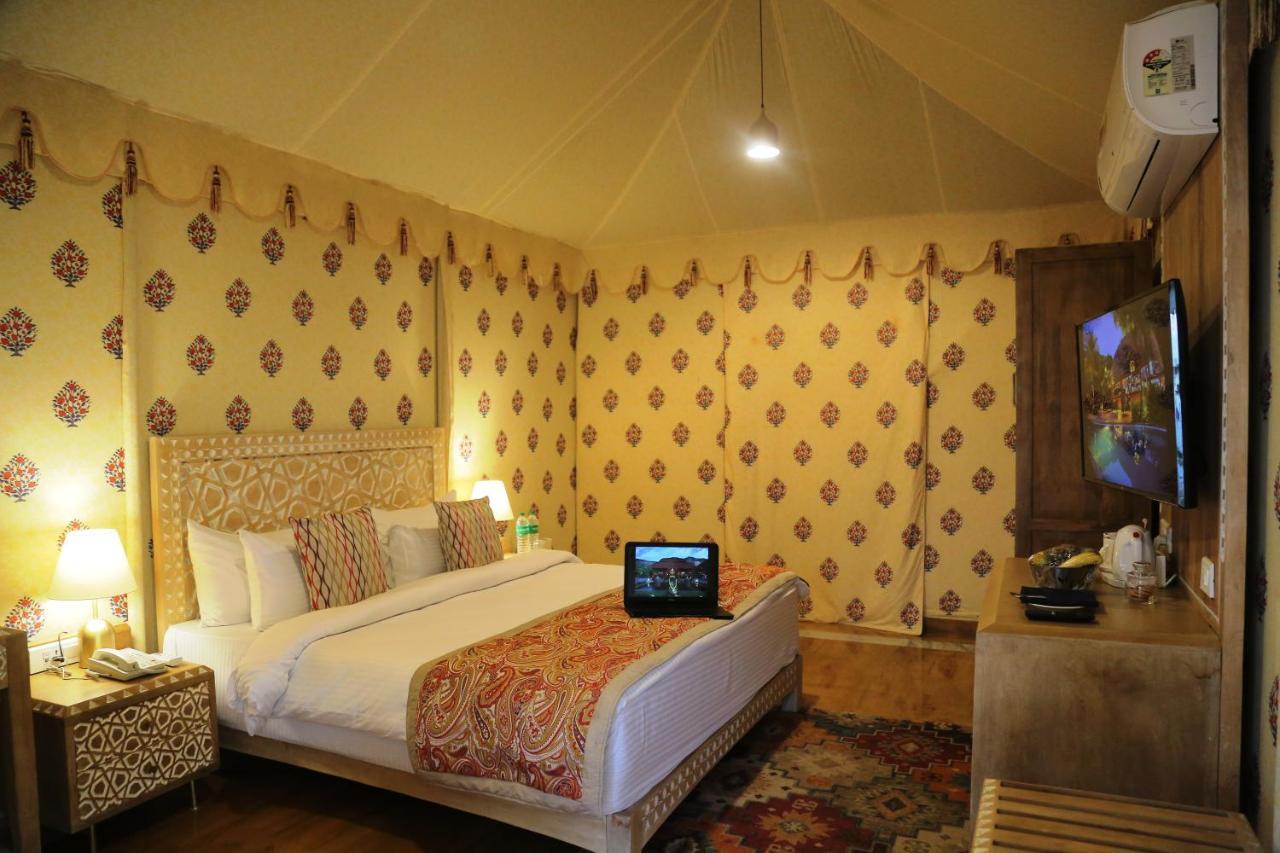 Deluxe Tent: 10% discount on Food & Beverages (excluding In-Room Dining and Liquor), 10% discount on Spa Services, Laundry Services, Complimentary Happy Hour Offer – Buy 1 Get 1 Free, available daily from 11:00 AM to 7:00 PM.